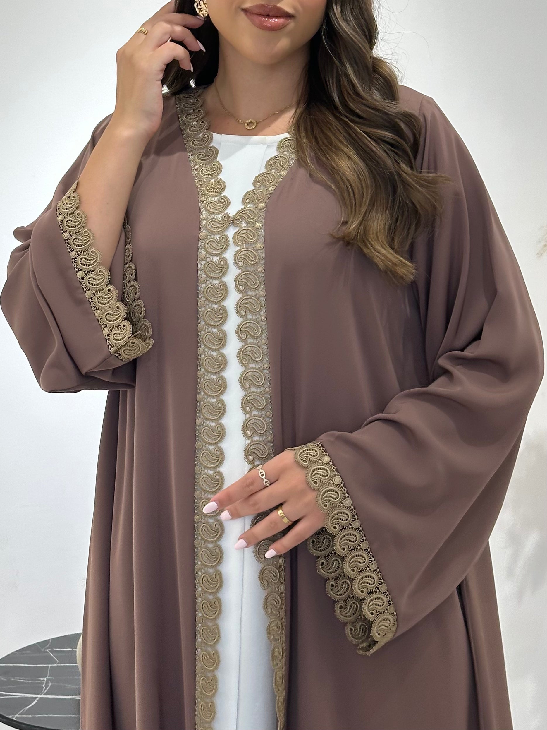 عباية مطبوعة بنقشة زنبق أسود C 1254