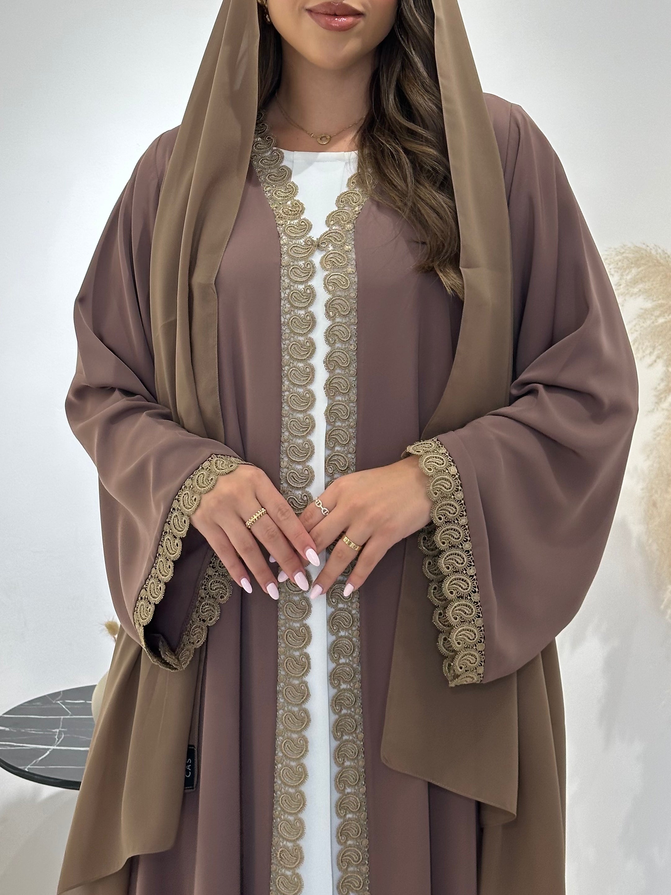 عباية مطبوعة بنقشة زنبق أسود C 1254