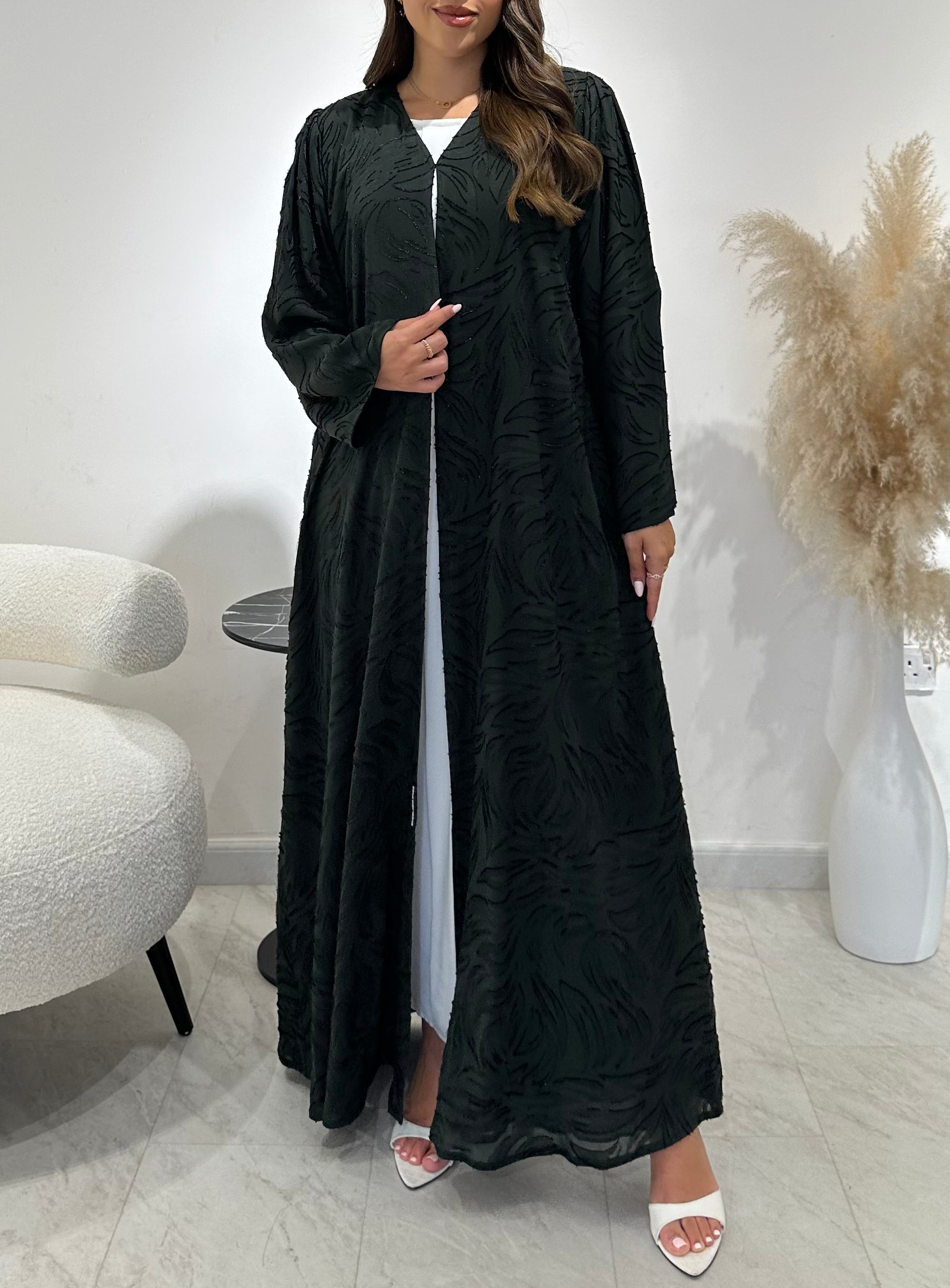 عباية مطبوعة بنقشة زنبق أسود C 1254