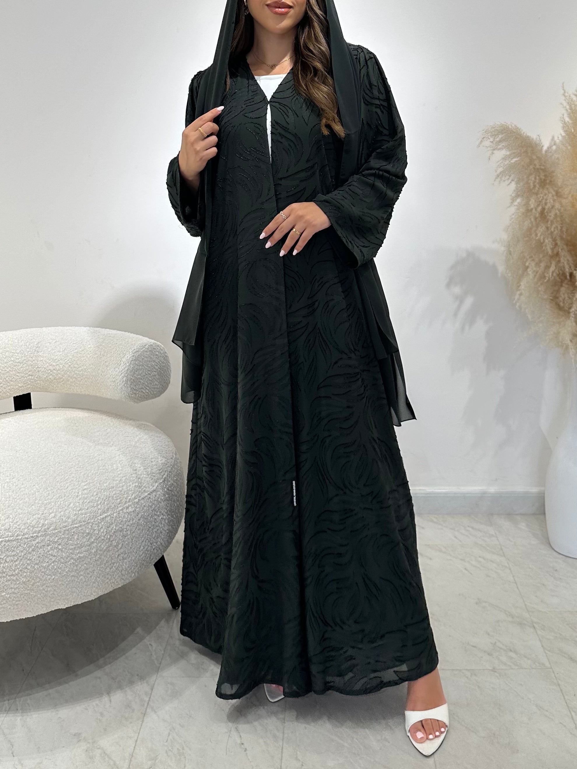 عباية مطبوعة بنقشة زنبق أسود C 1254