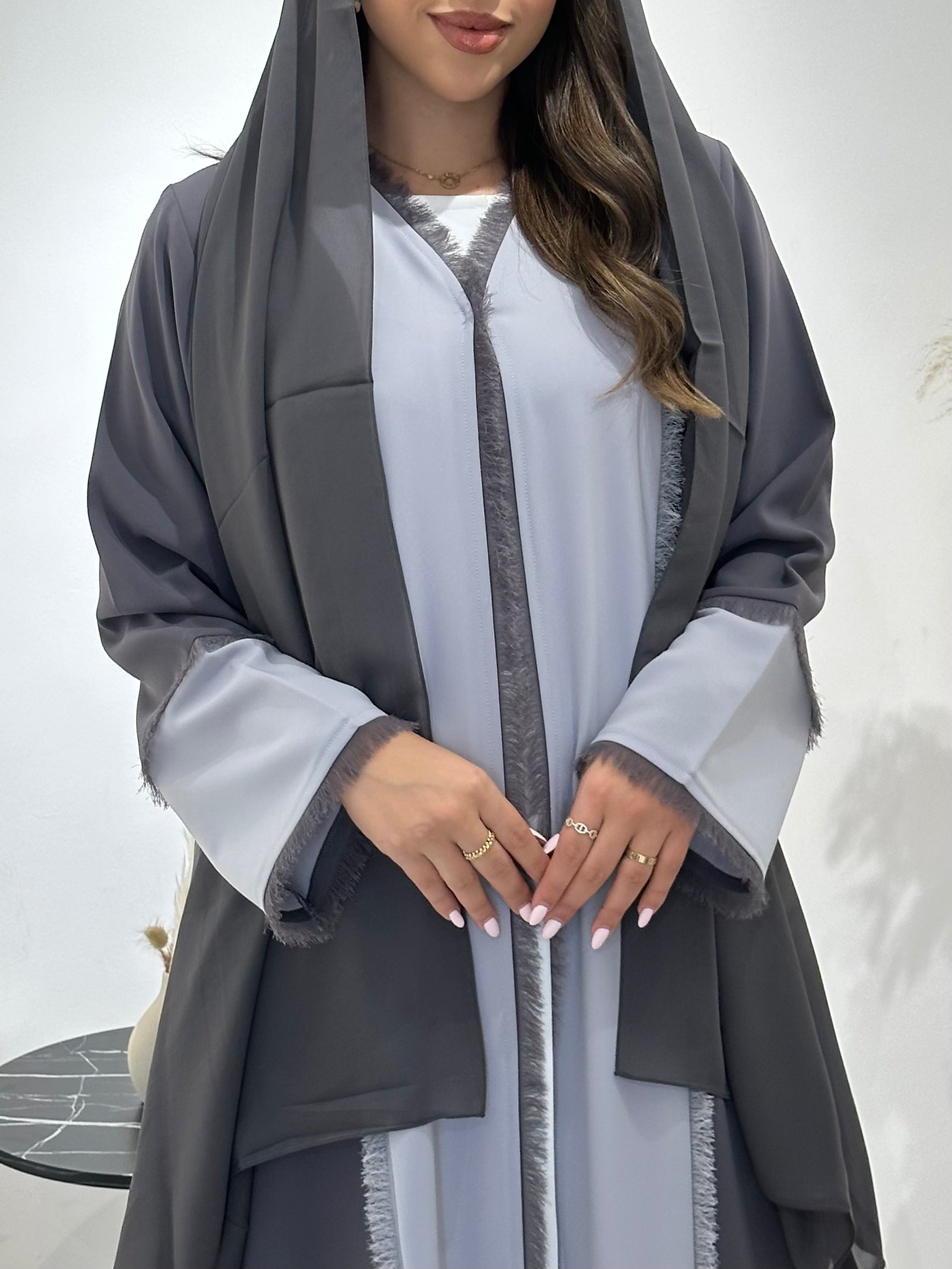 عباية مطبوعة بنقشة زنبق أسود C 1254