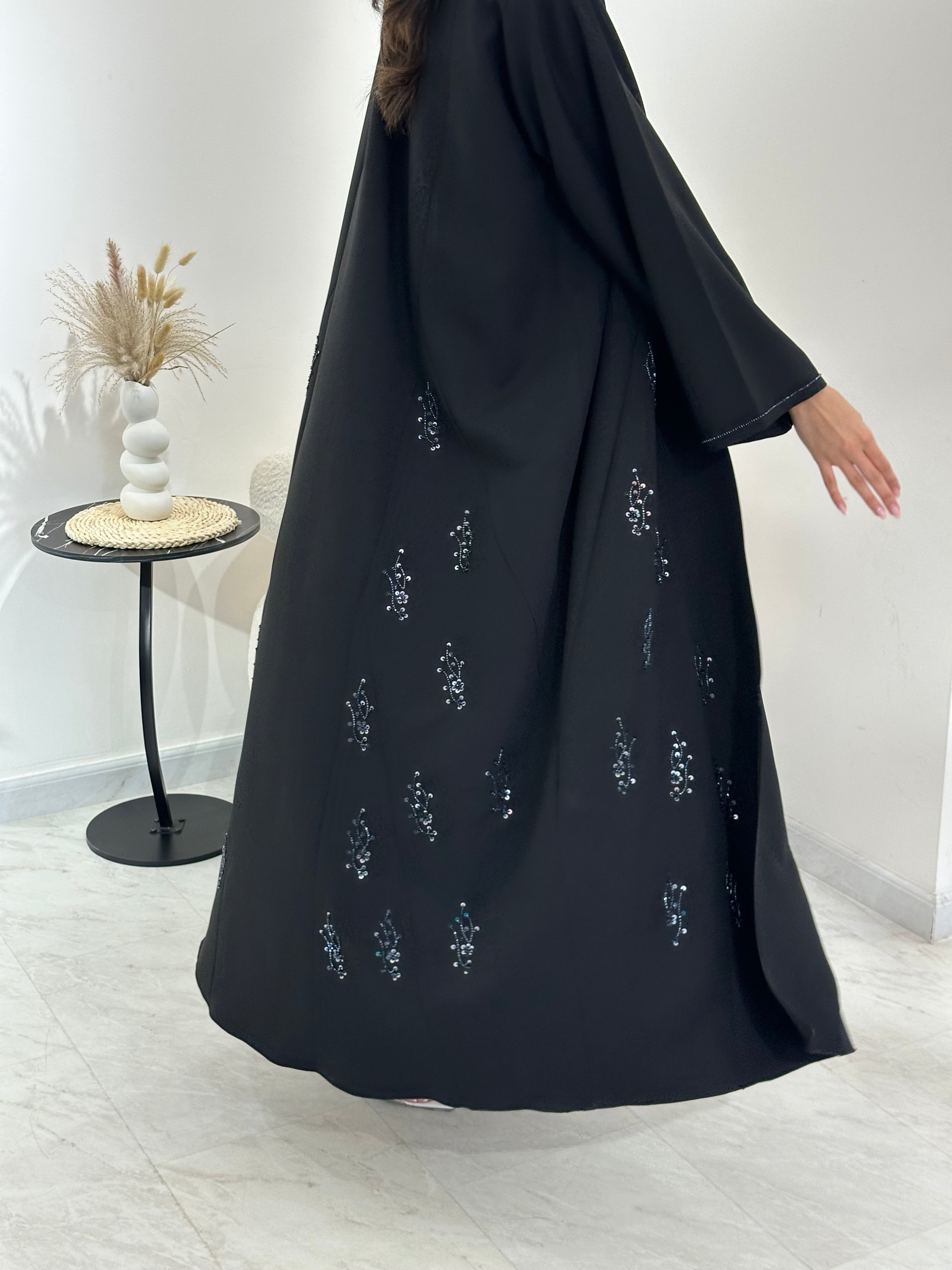 عباية سوداء مطرزة بالخرز رقم 1019