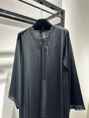 عباية مطبوعة بنقشة زنبق أسود C 1254