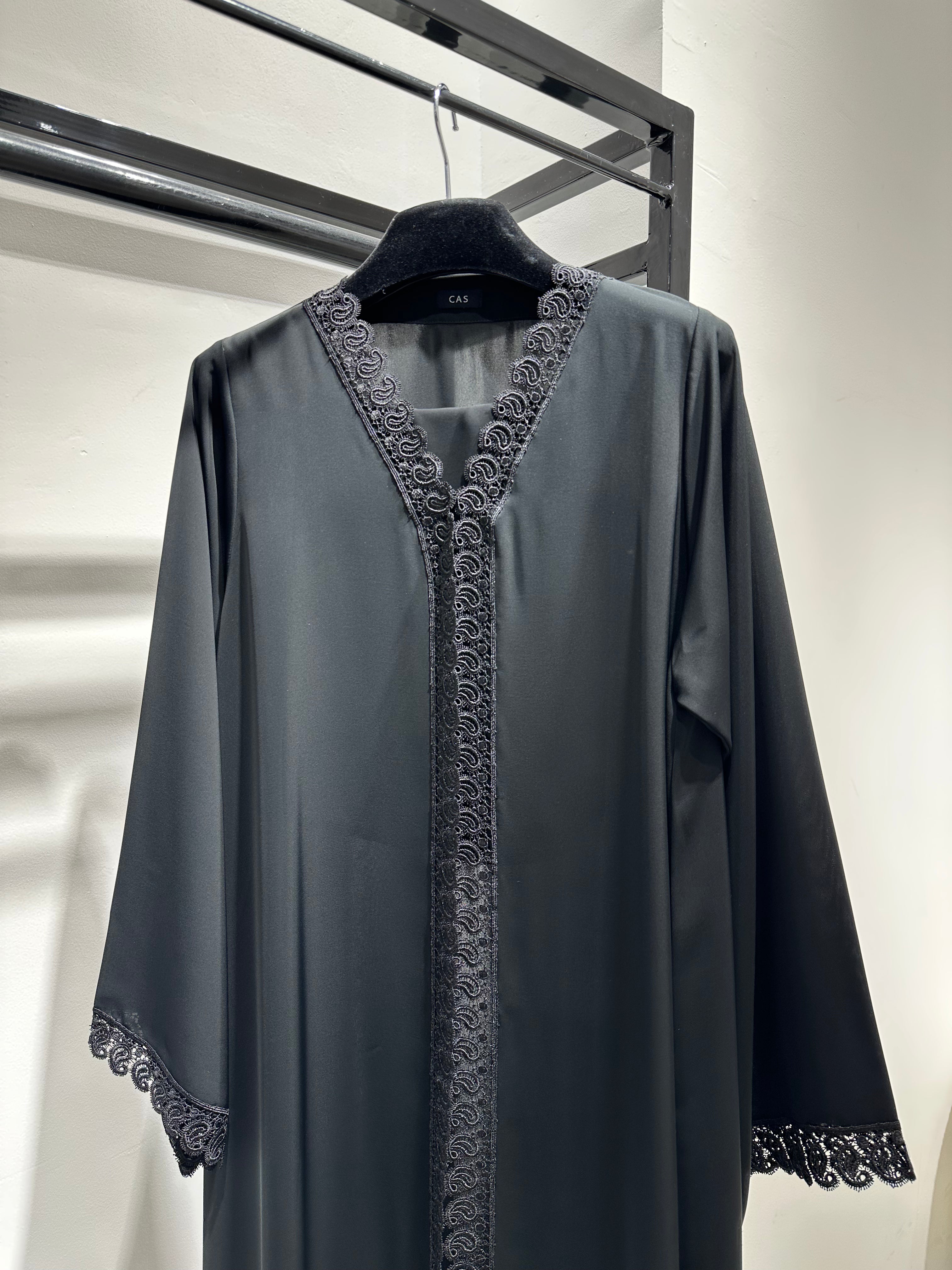 عباية مطبوعة بنقشة زنبق أسود C 1254