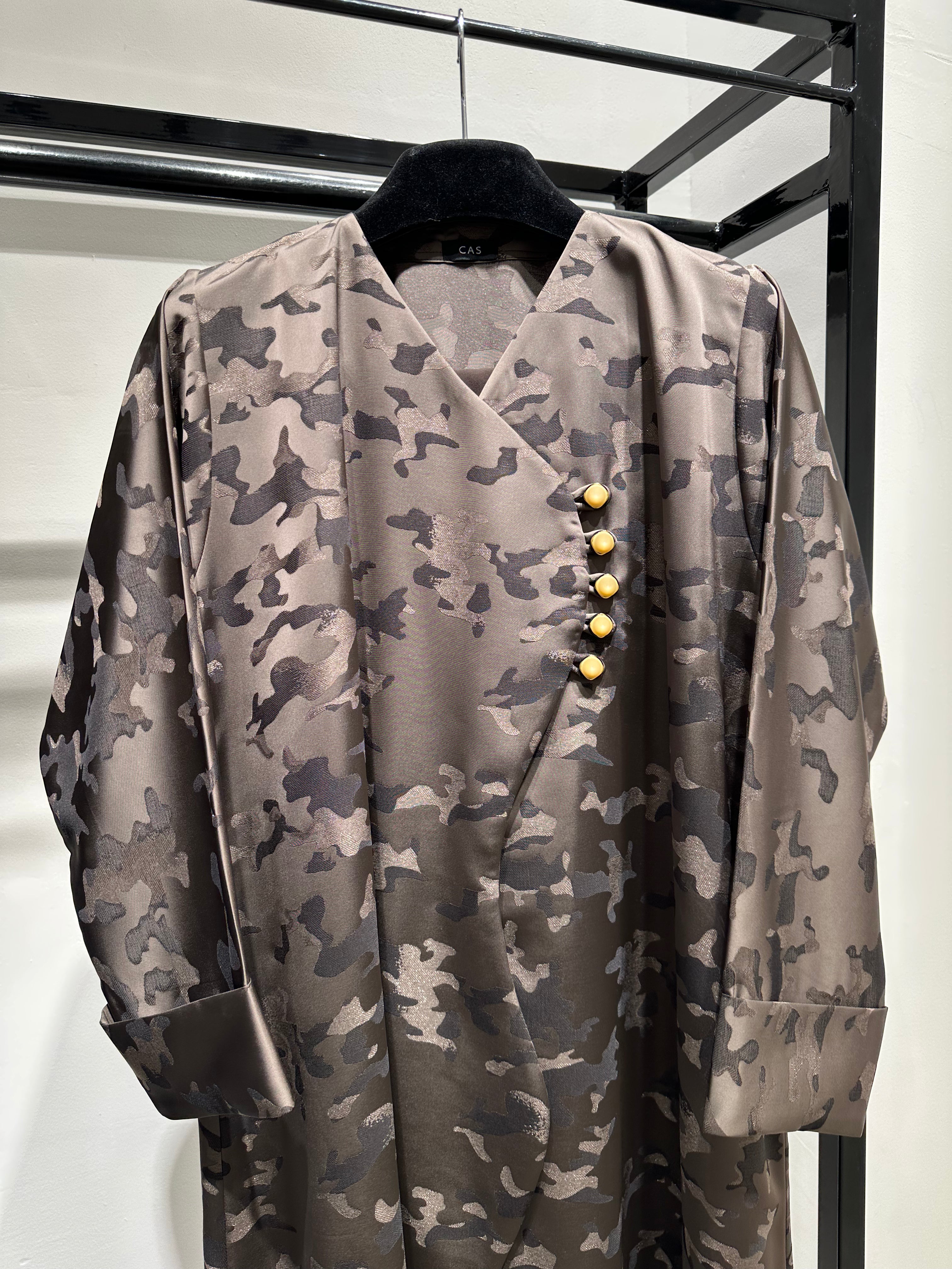 عباية مطبوعة بنقشة زنبق أسود C 1254