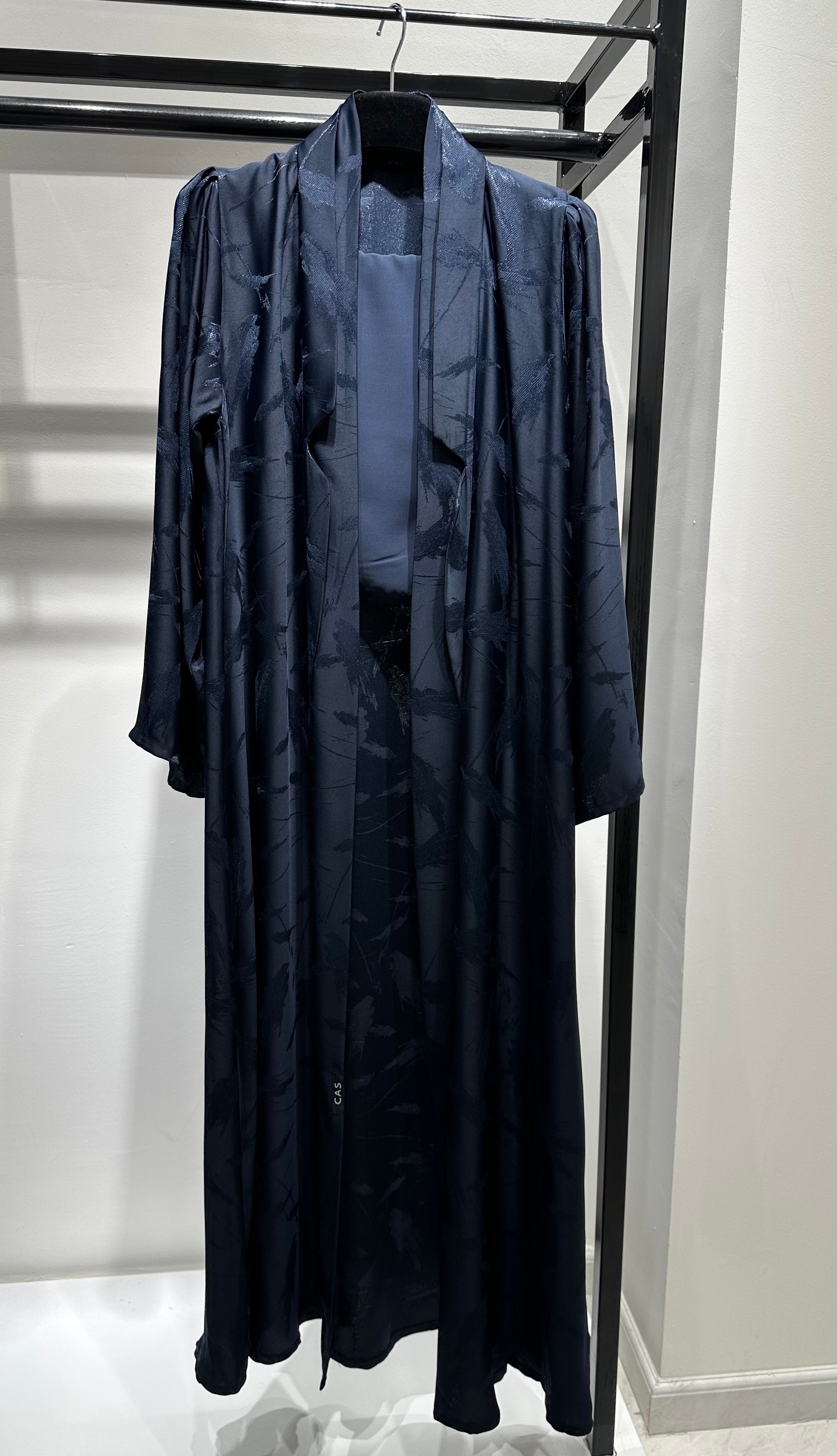 عباية مطبوعة بنقشة زنبق أسود C 1254