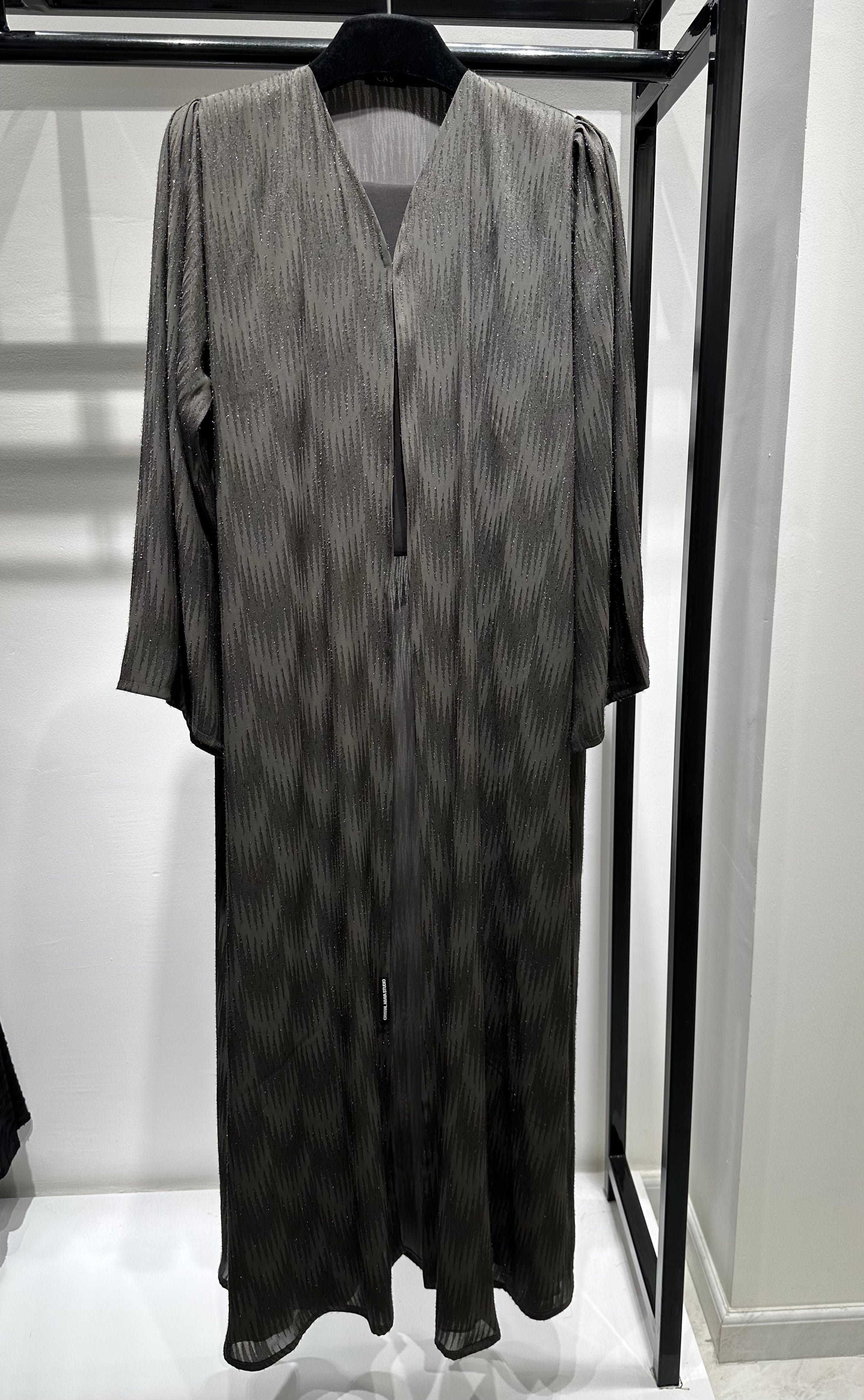 عباية مطبوعة بنقشة زنبق أسود C 1254