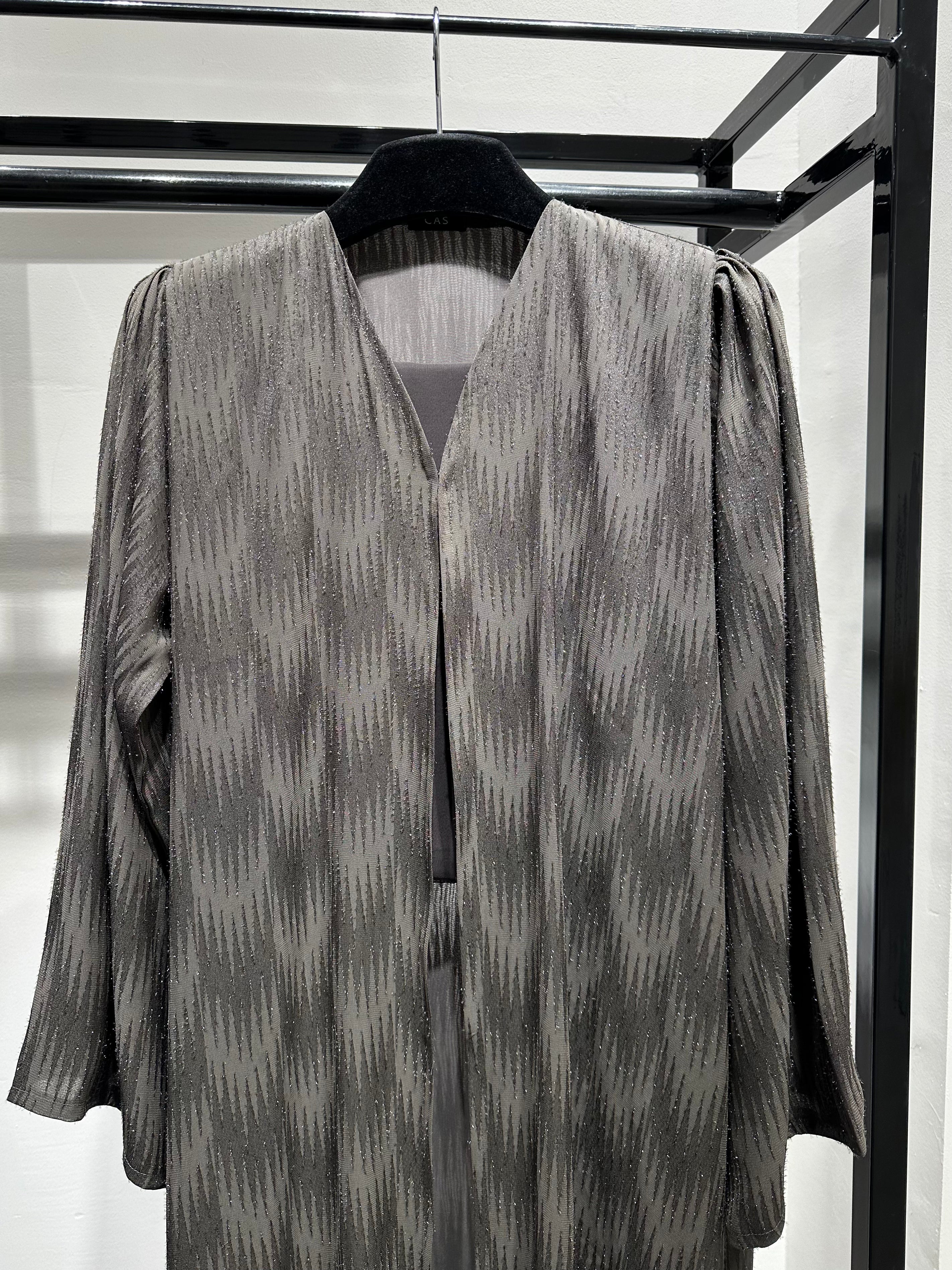 عباية مطبوعة بنقشة زنبق أسود C 1254