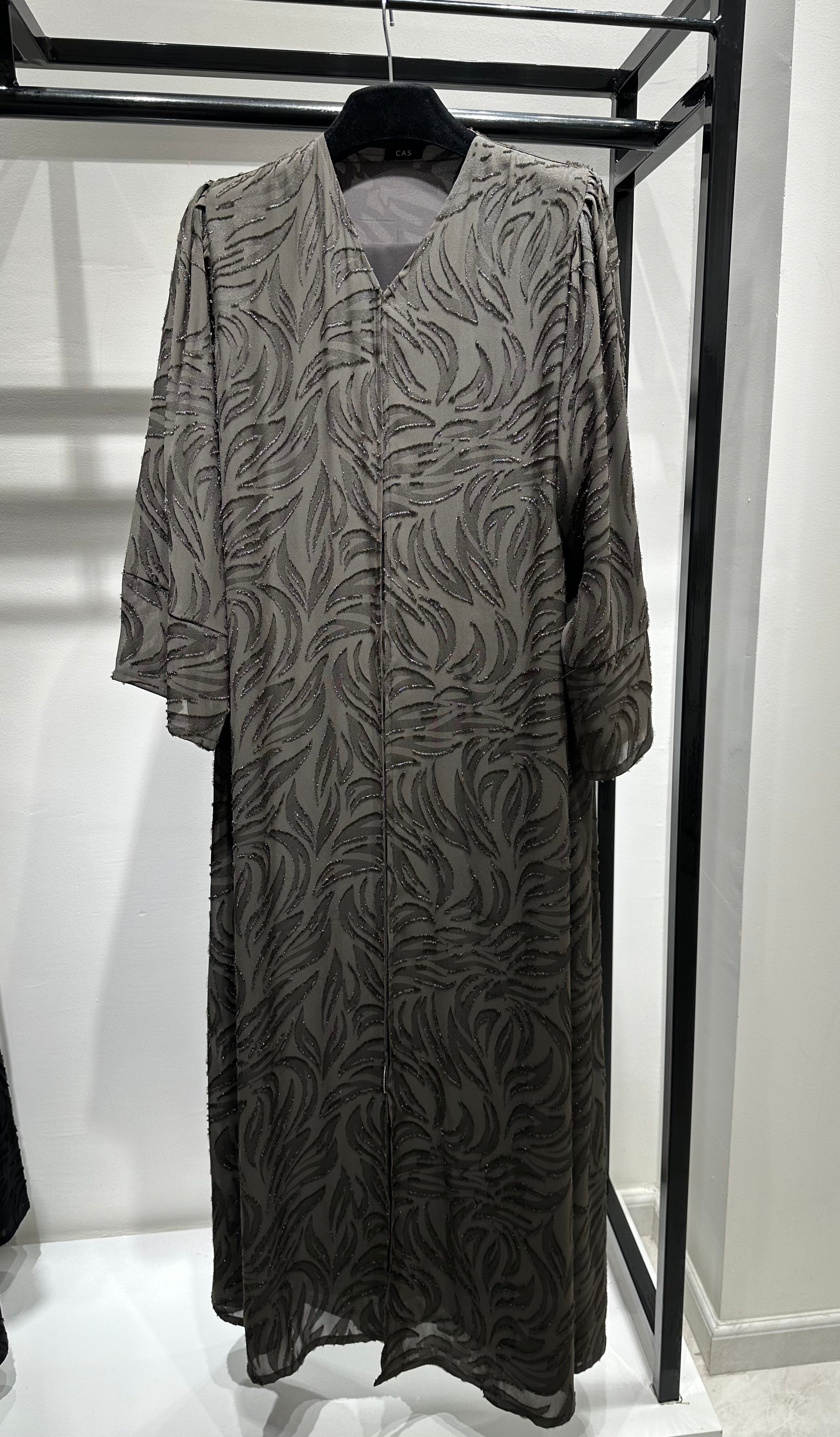 عباية مطبوعة بنقشة زنبق أسود C 1254