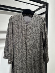 عباية مطبوعة بنقشة زنبق أسود C 1254