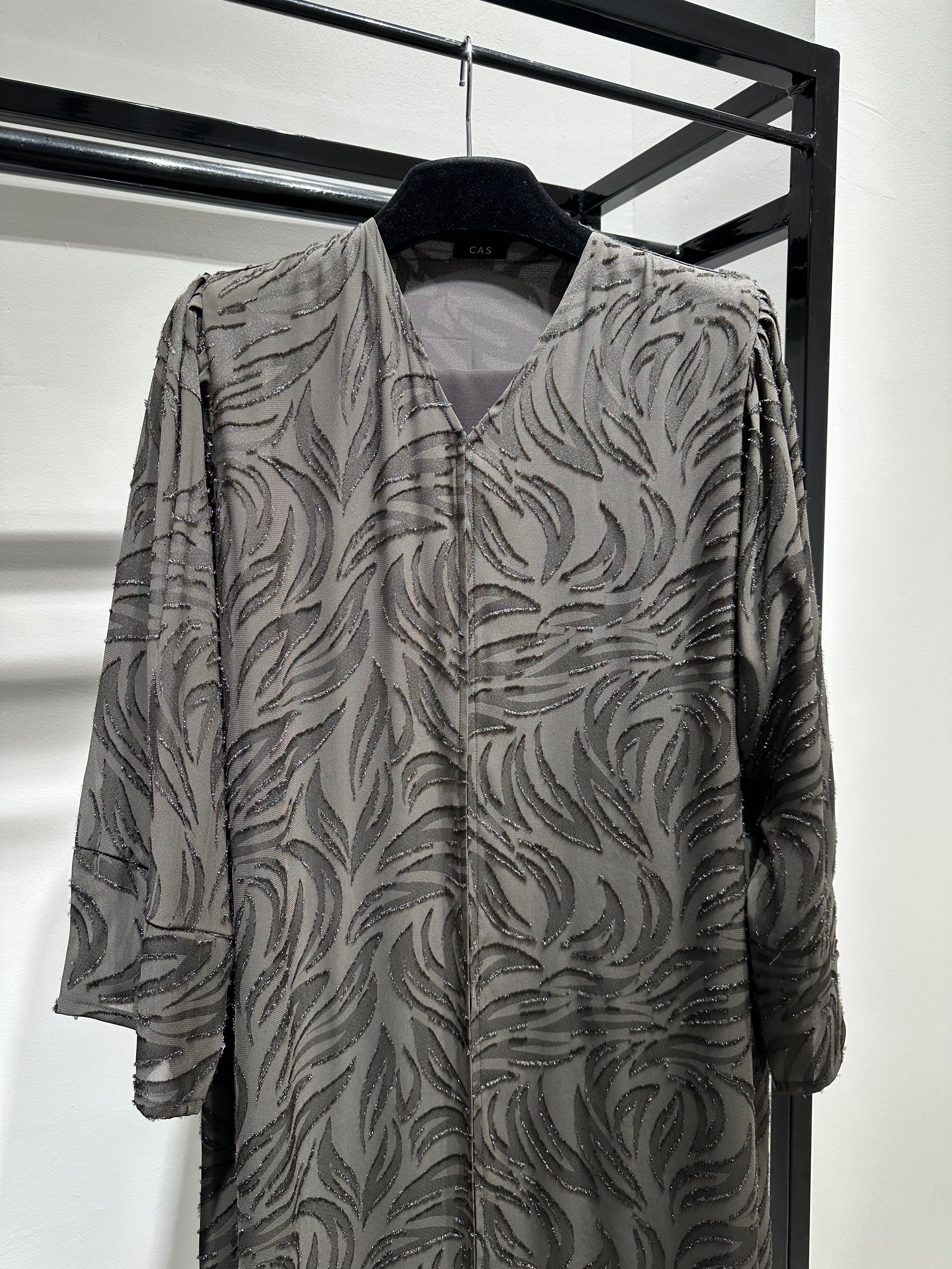 عباية مطبوعة بنقشة زنبق أسود C 1254