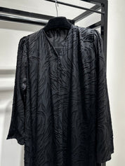 عباية مطبوعة بنقشة زنبق أسود C 1254