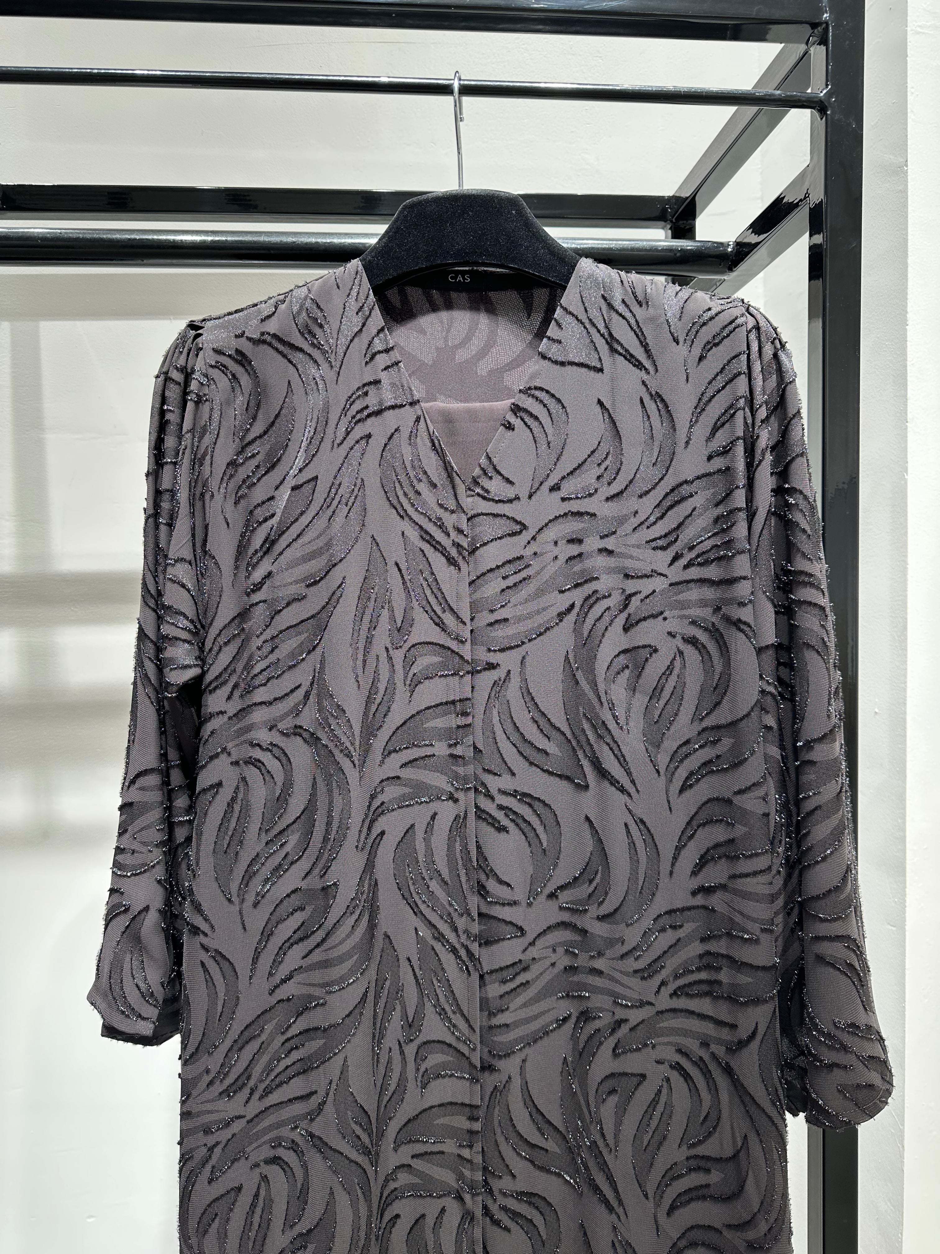 عباية مطبوعة بنقشة زنبق أسود C 1254