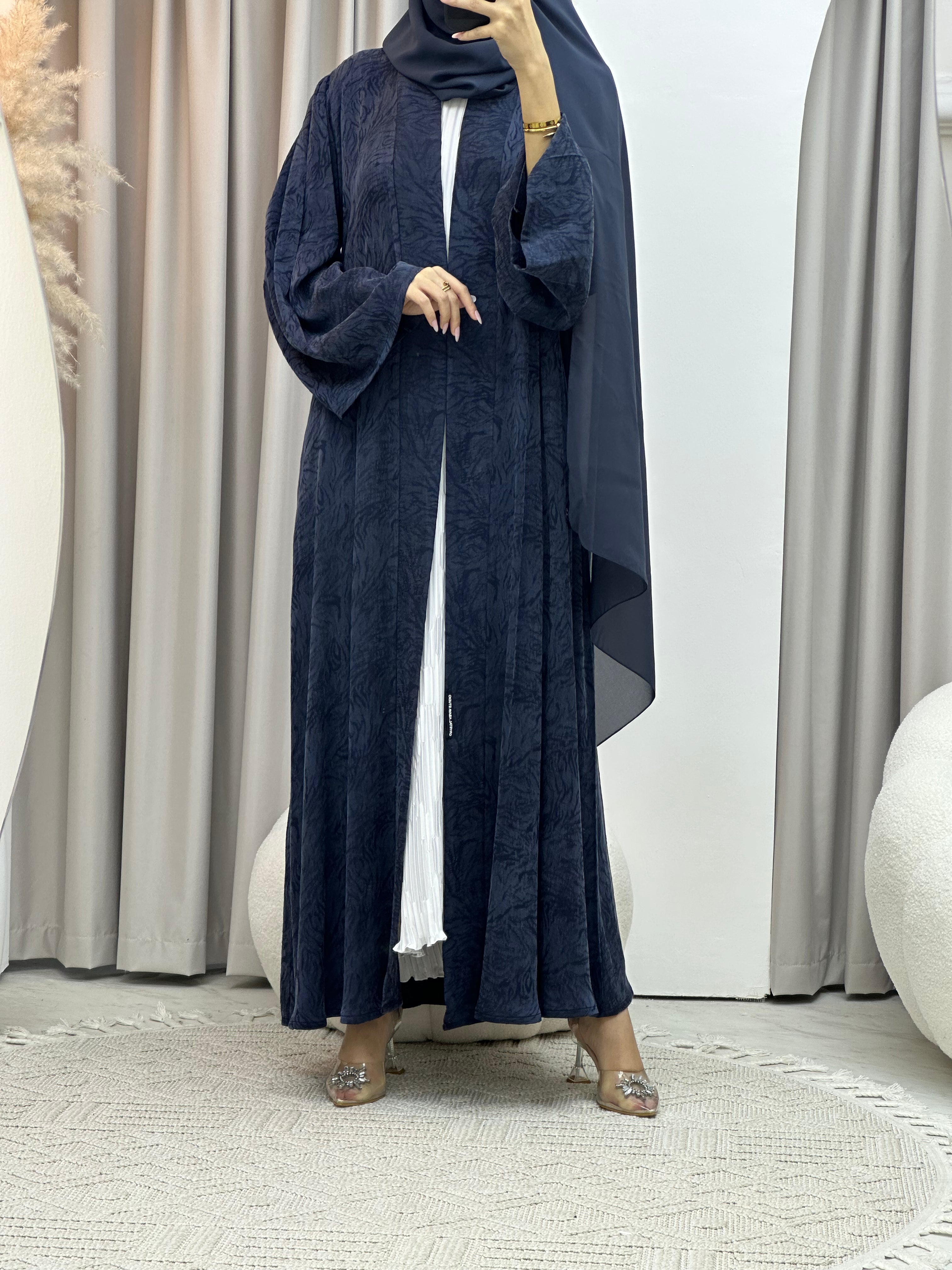 عباية فاخرة باللون الأزرق المطفي