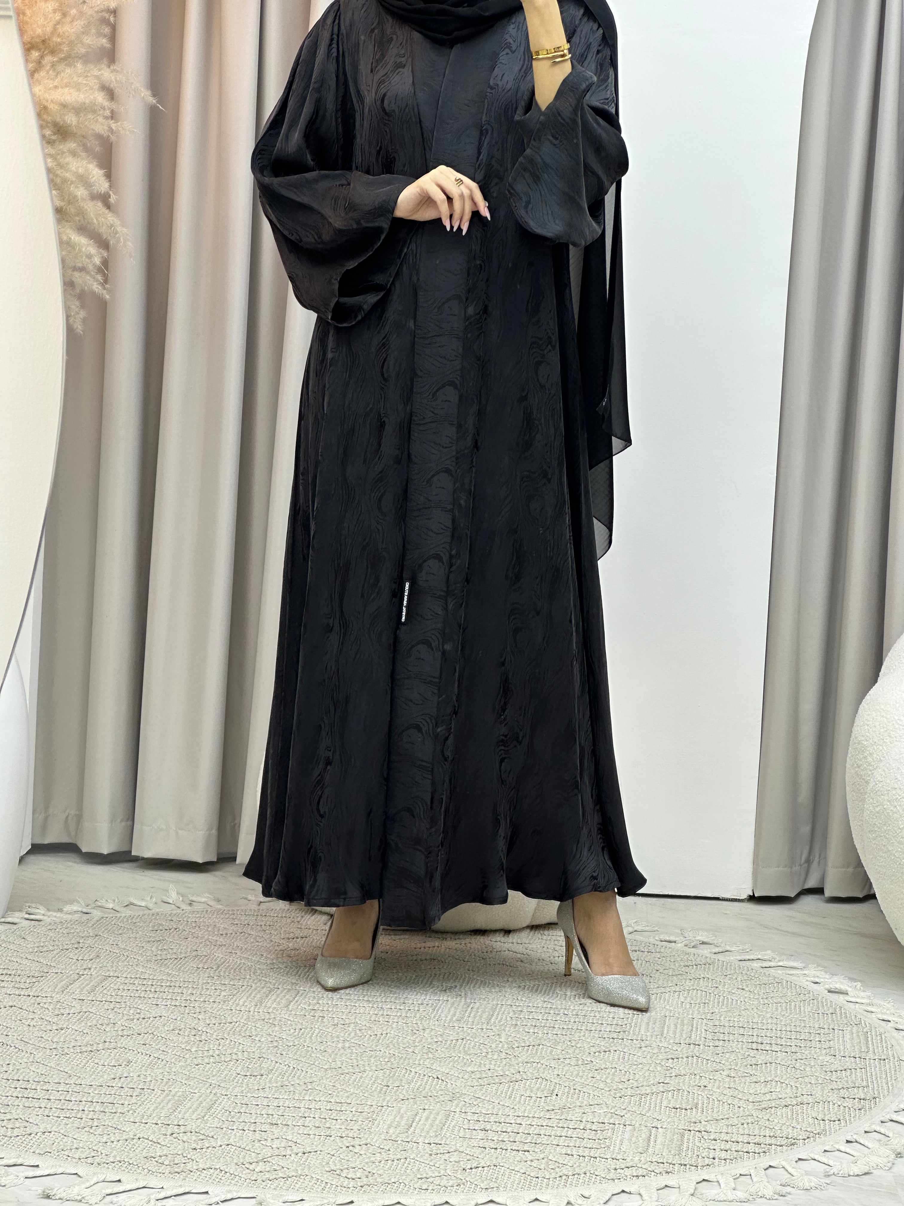 عباية فاخرة باللون الأسود اللامع