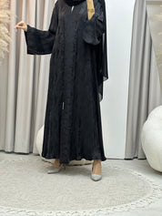 عباية فاخرة باللون الأسود اللامع