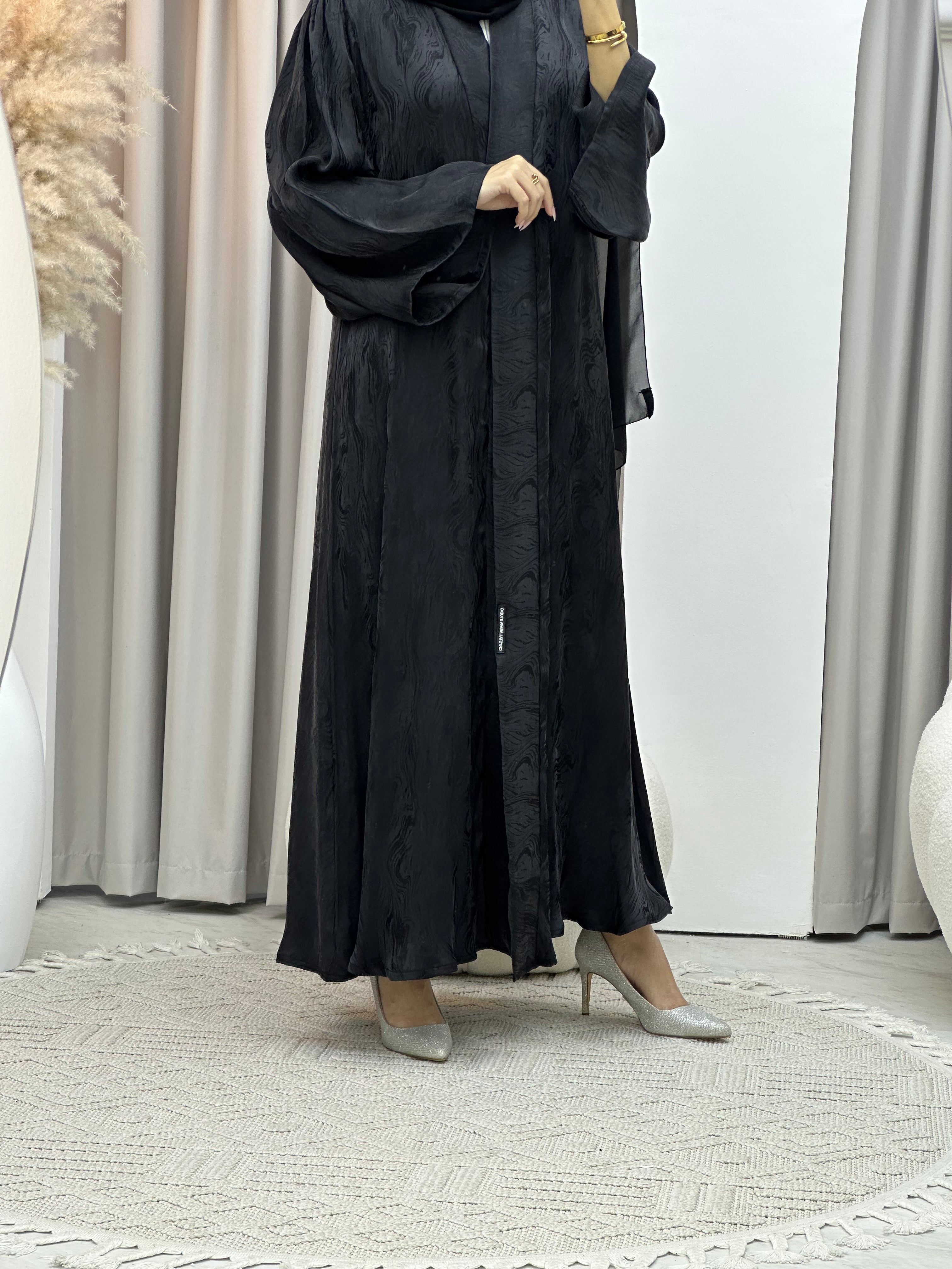 عباية فاخرة باللون الأسود اللامع