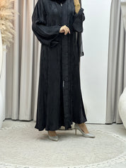 عباية فاخرة باللون الأسود اللامع