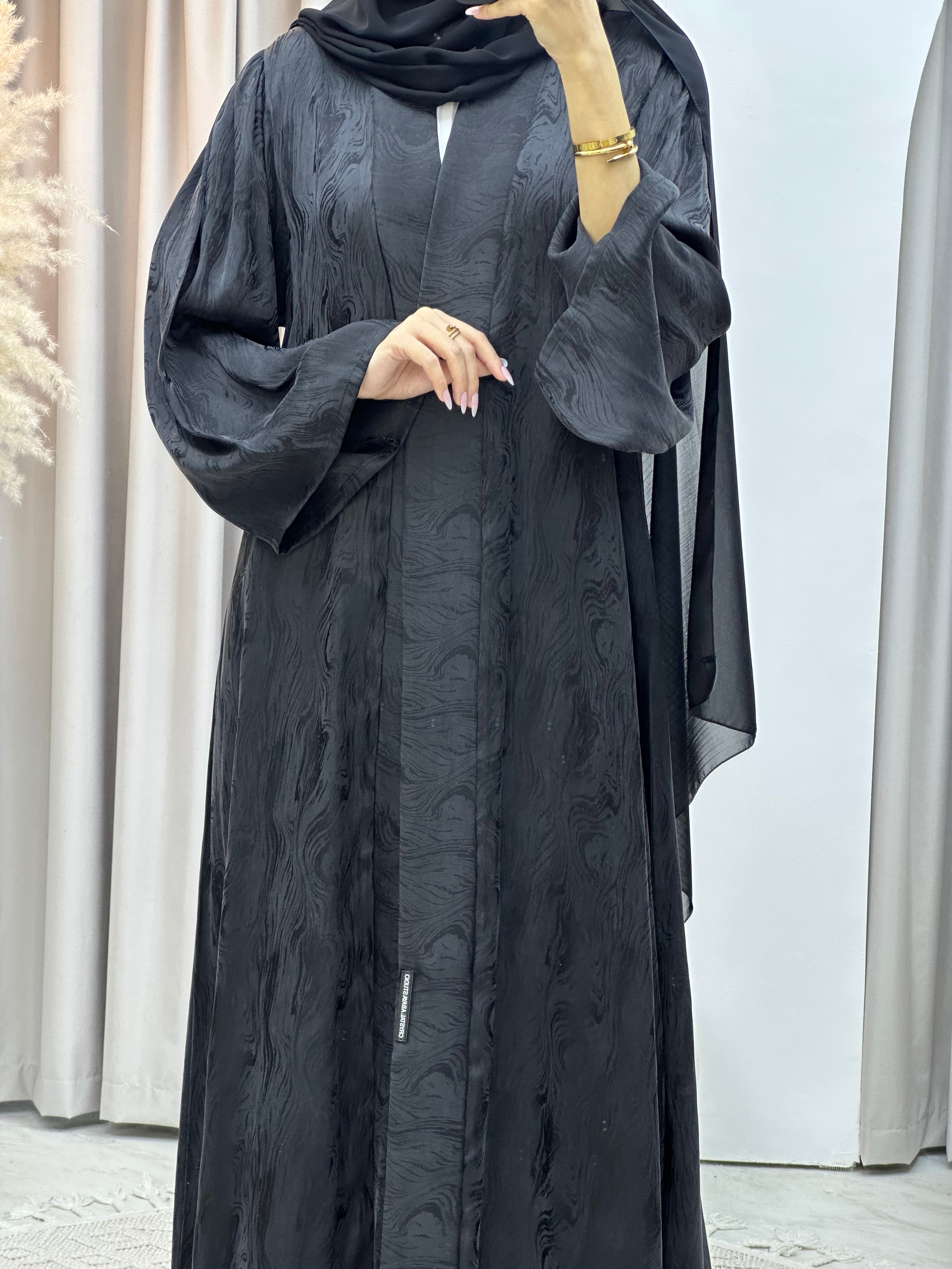 عباية فاخرة باللون الأسود اللامع