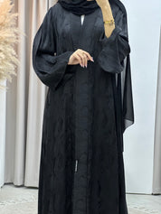 عباية فاخرة باللون الأسود اللامع