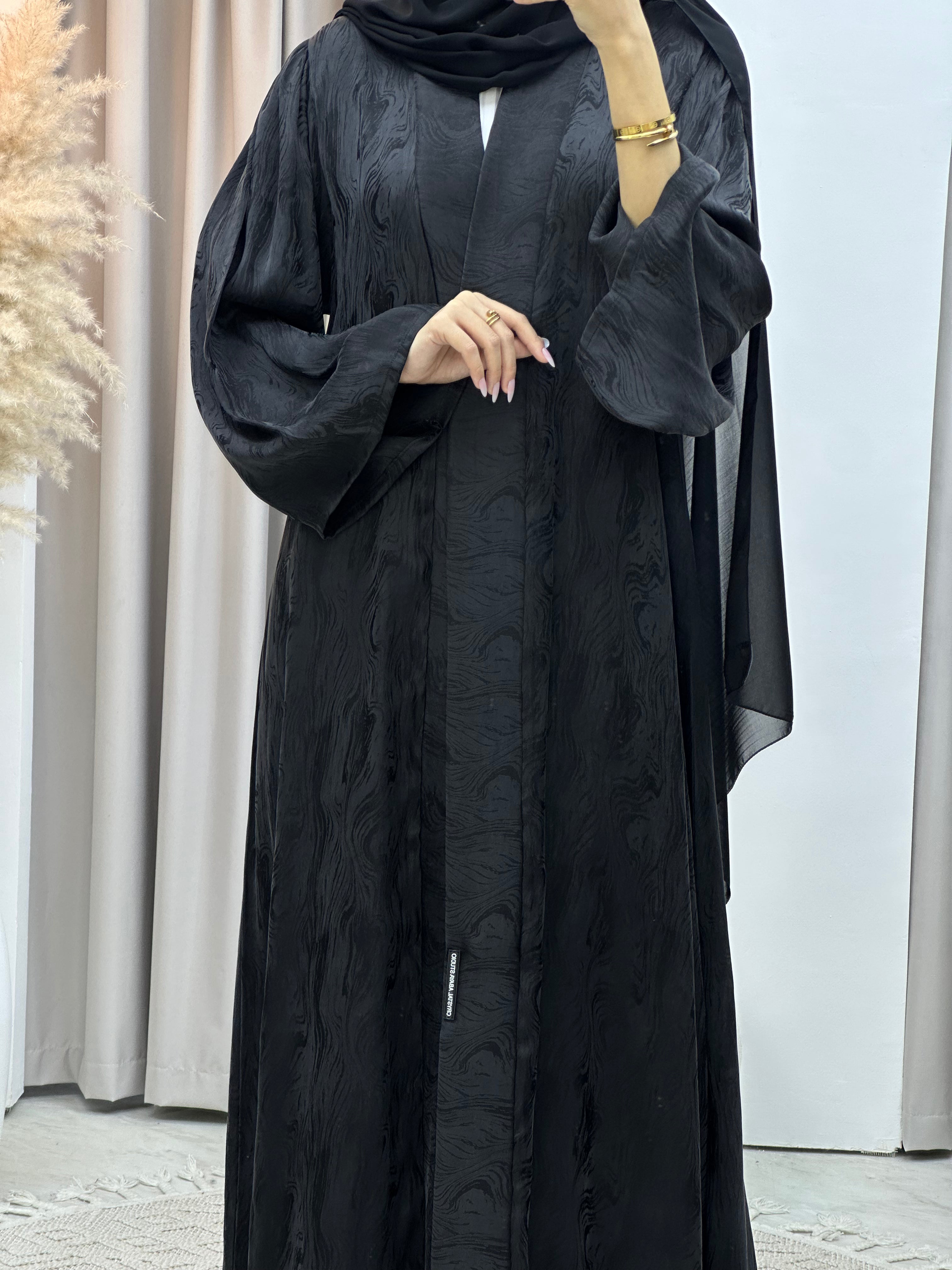 عباية فاخرة باللون الأسود اللامع