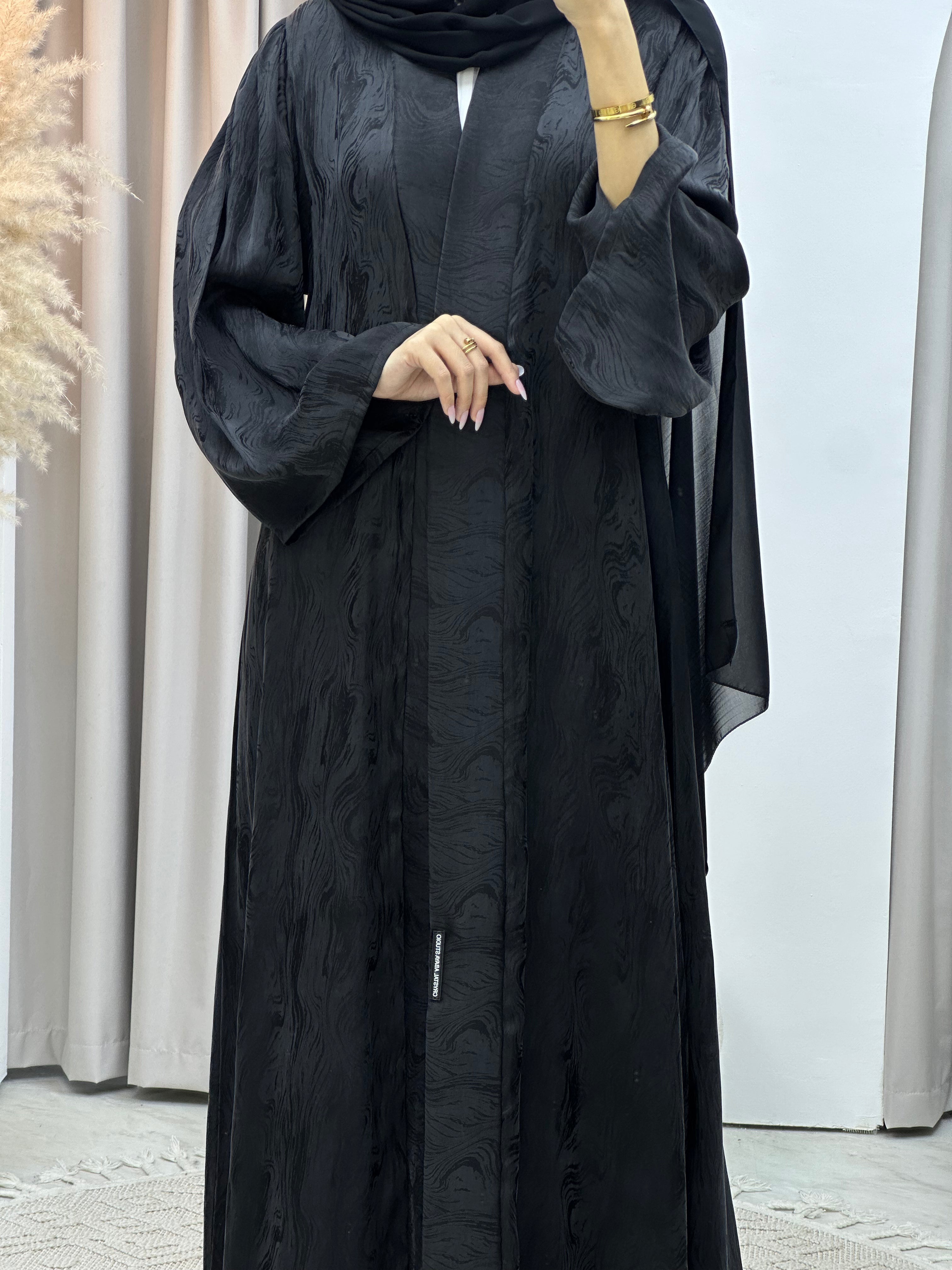 عباية فاخرة باللون الأسود اللامع