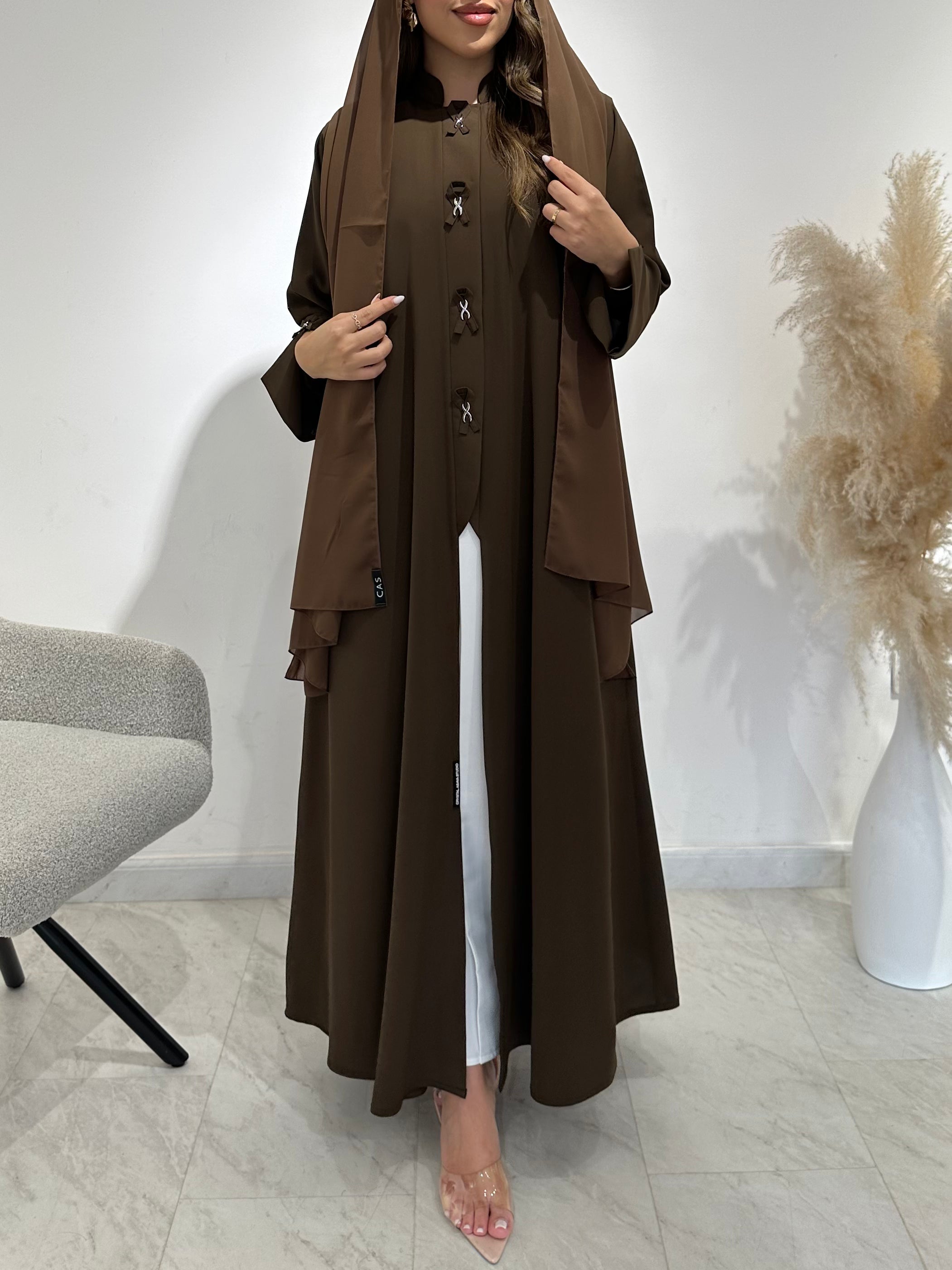 عباية مطبوعة بنقشة زنبق أسود C 1254