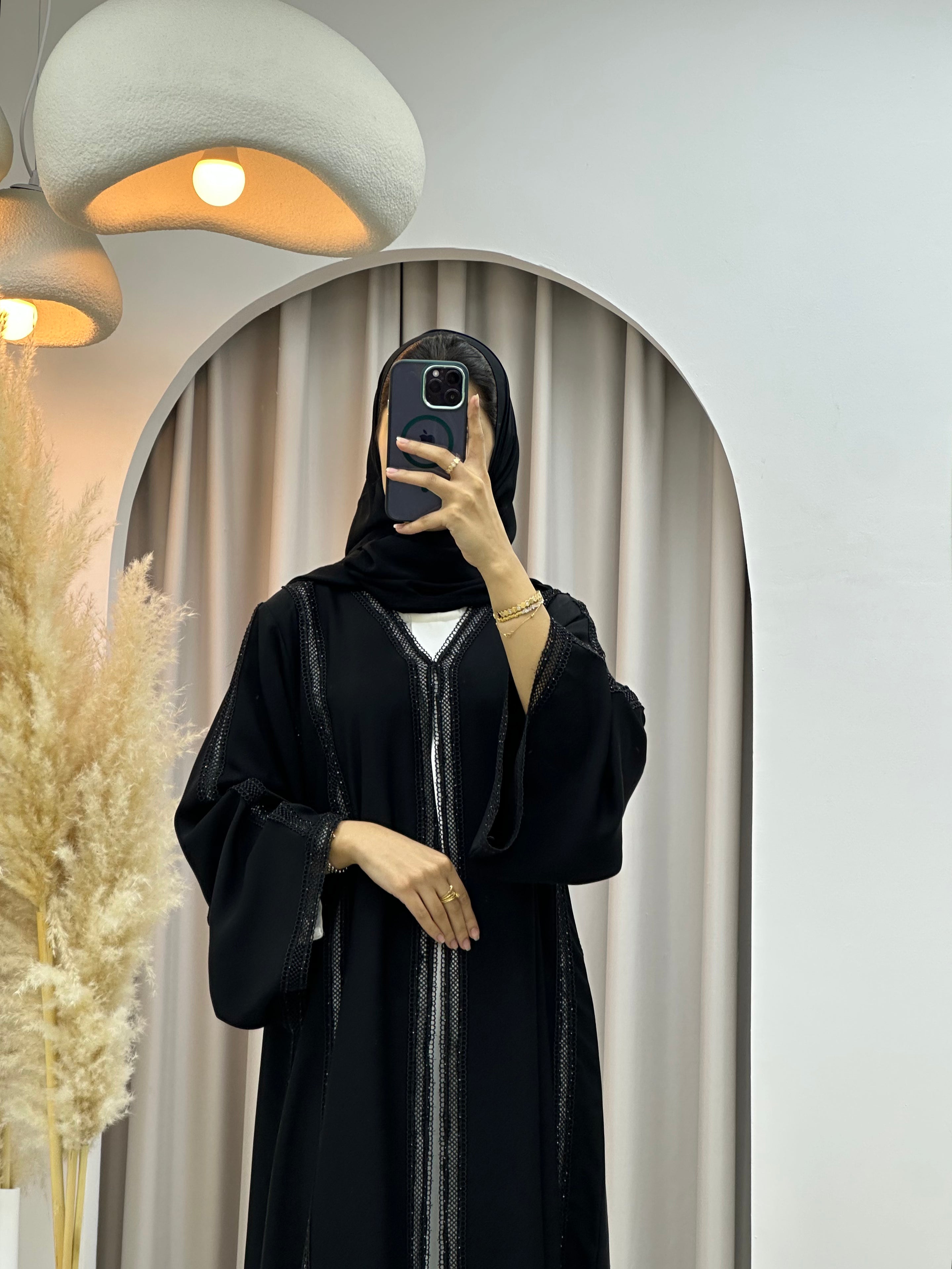 عباية كلاسيكية سوداء من الدانتيل C 0559