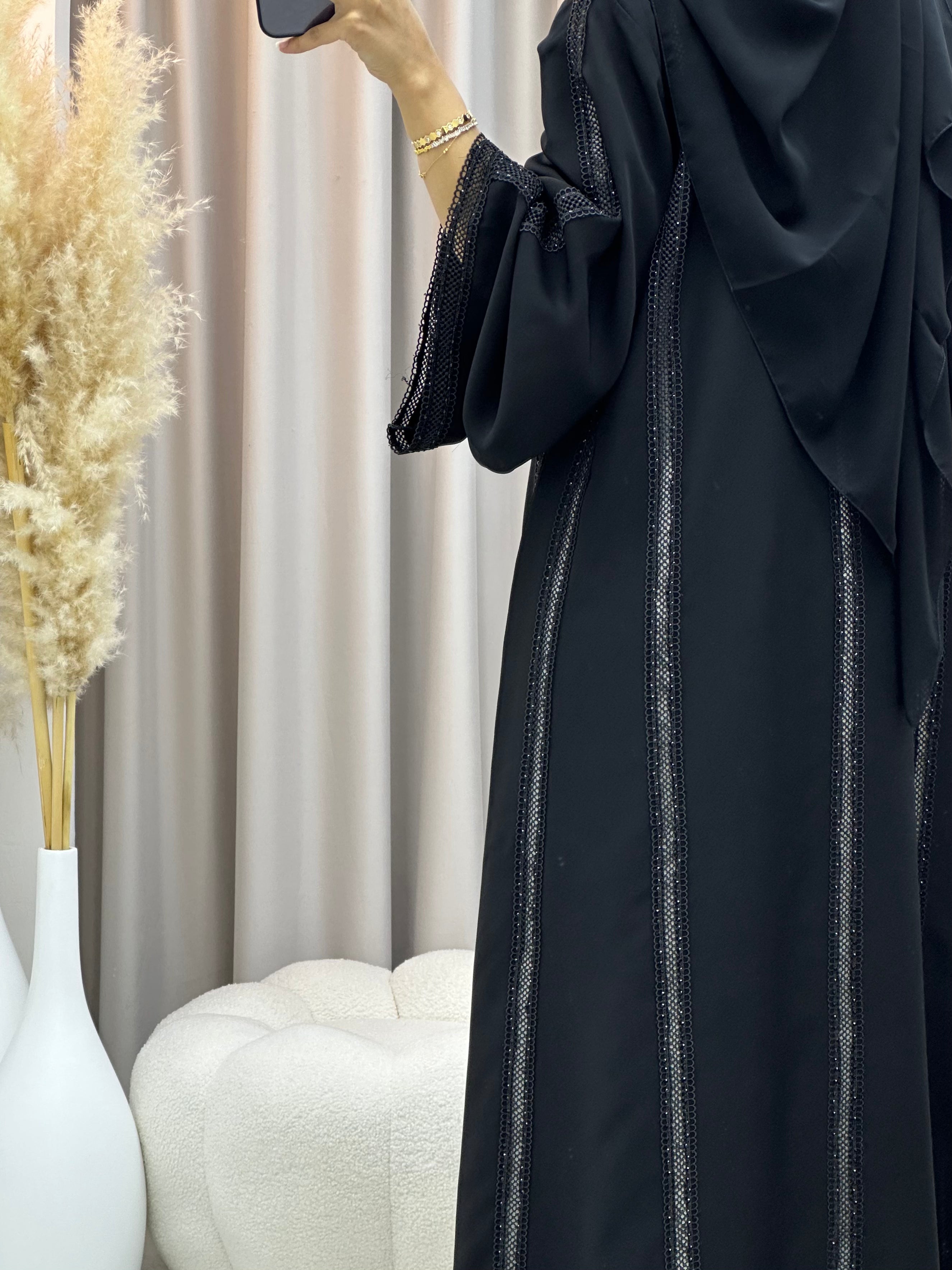 عباية كلاسيكية سوداء من الدانتيل C 0559