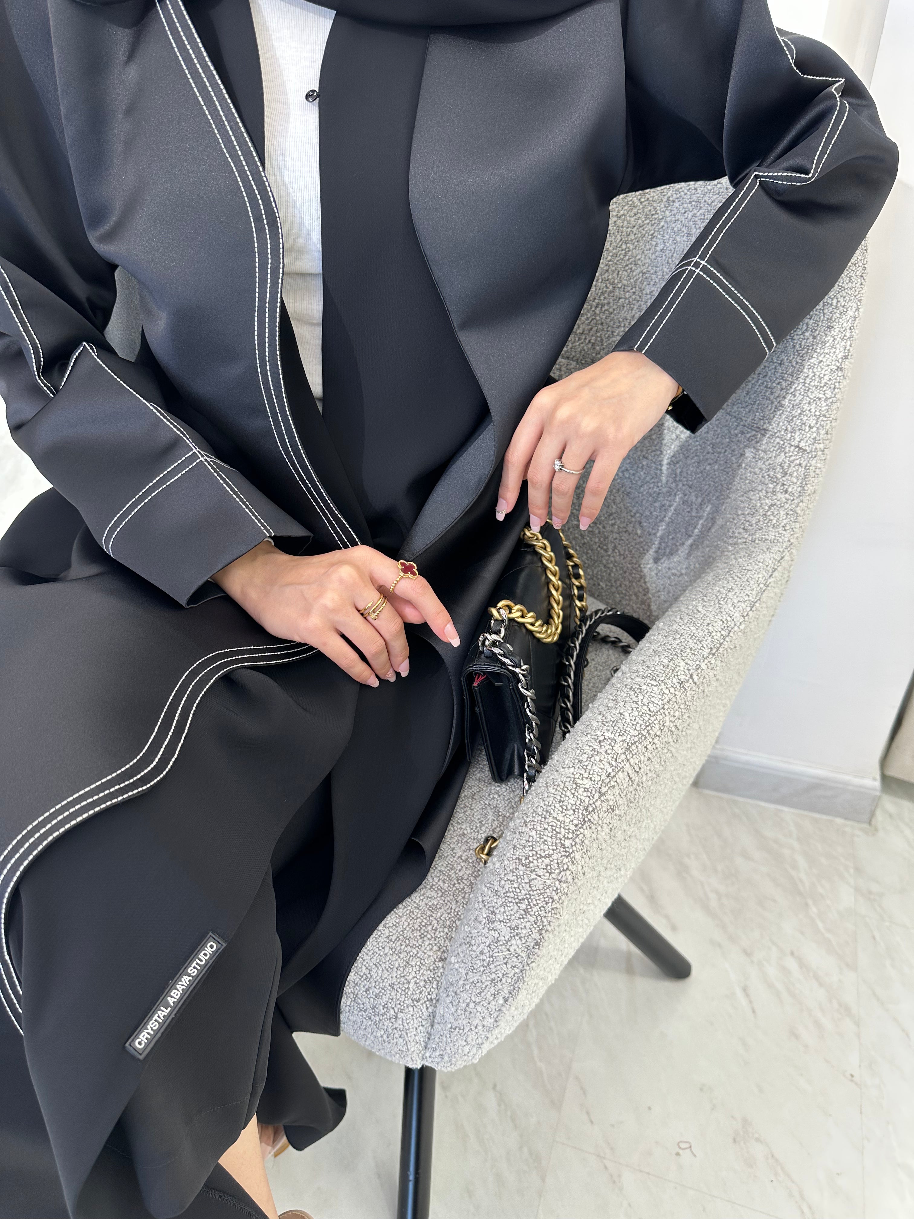 C Black White Wave Satin Abaya