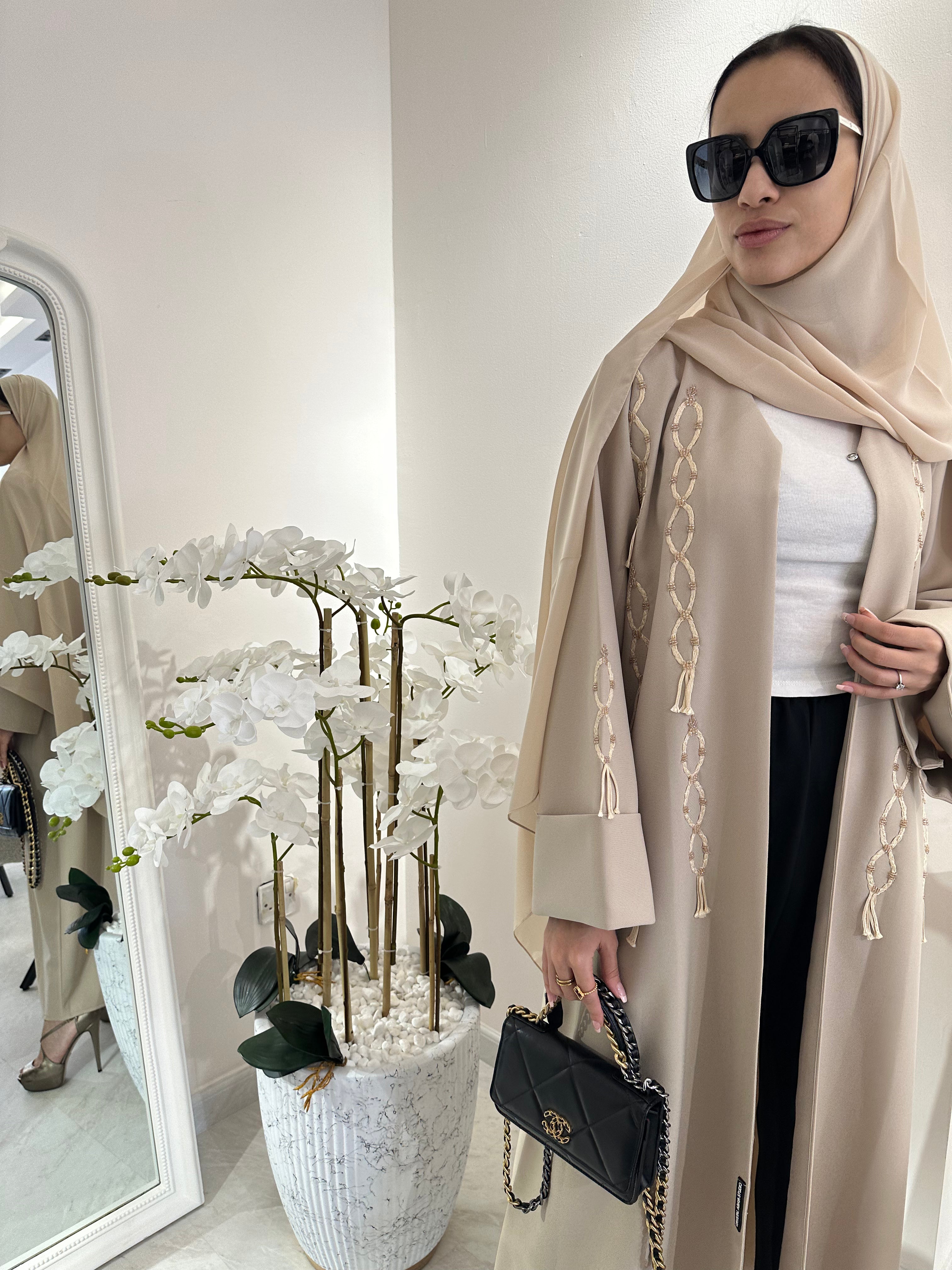 عباية صيفية بيج مطرزة بالشراشيب