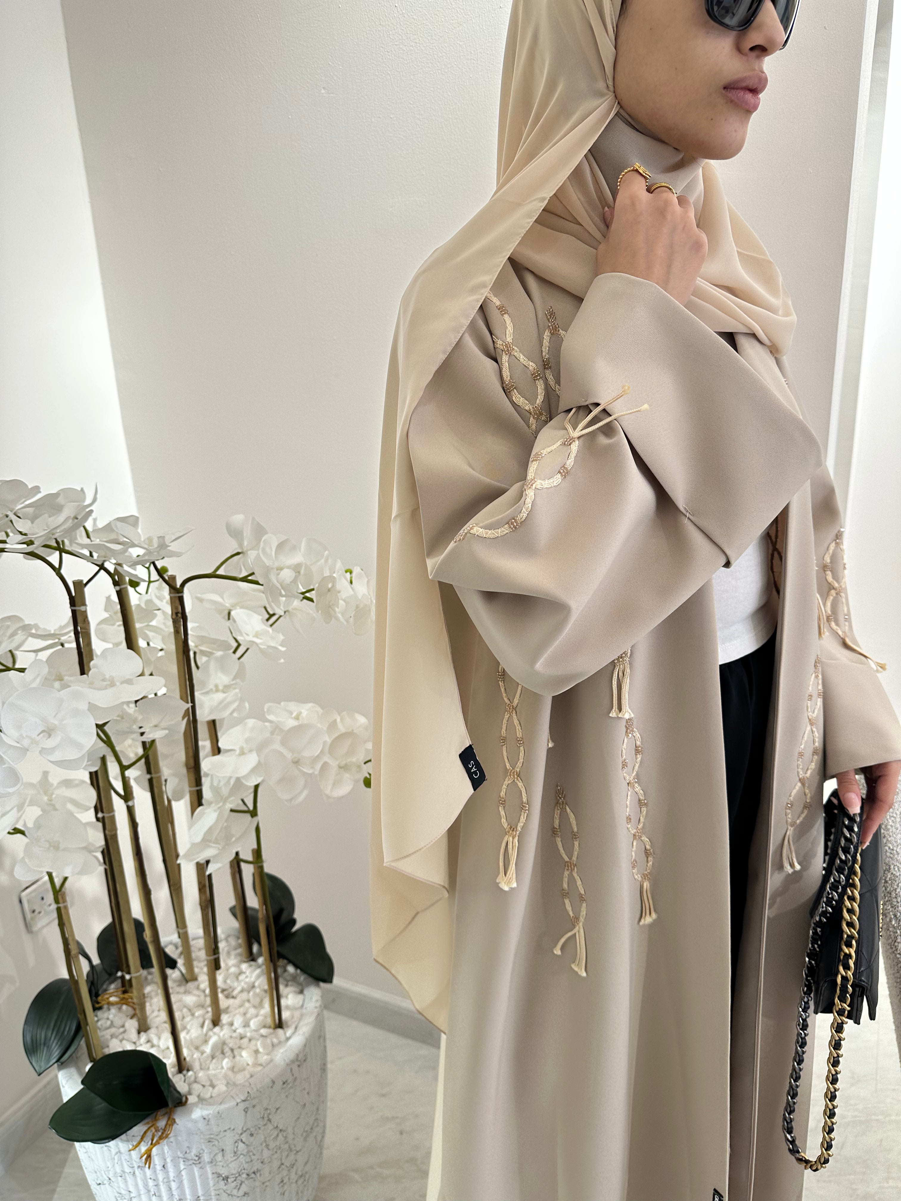 عباية صيفية بيج مطرزة بالشراشيب