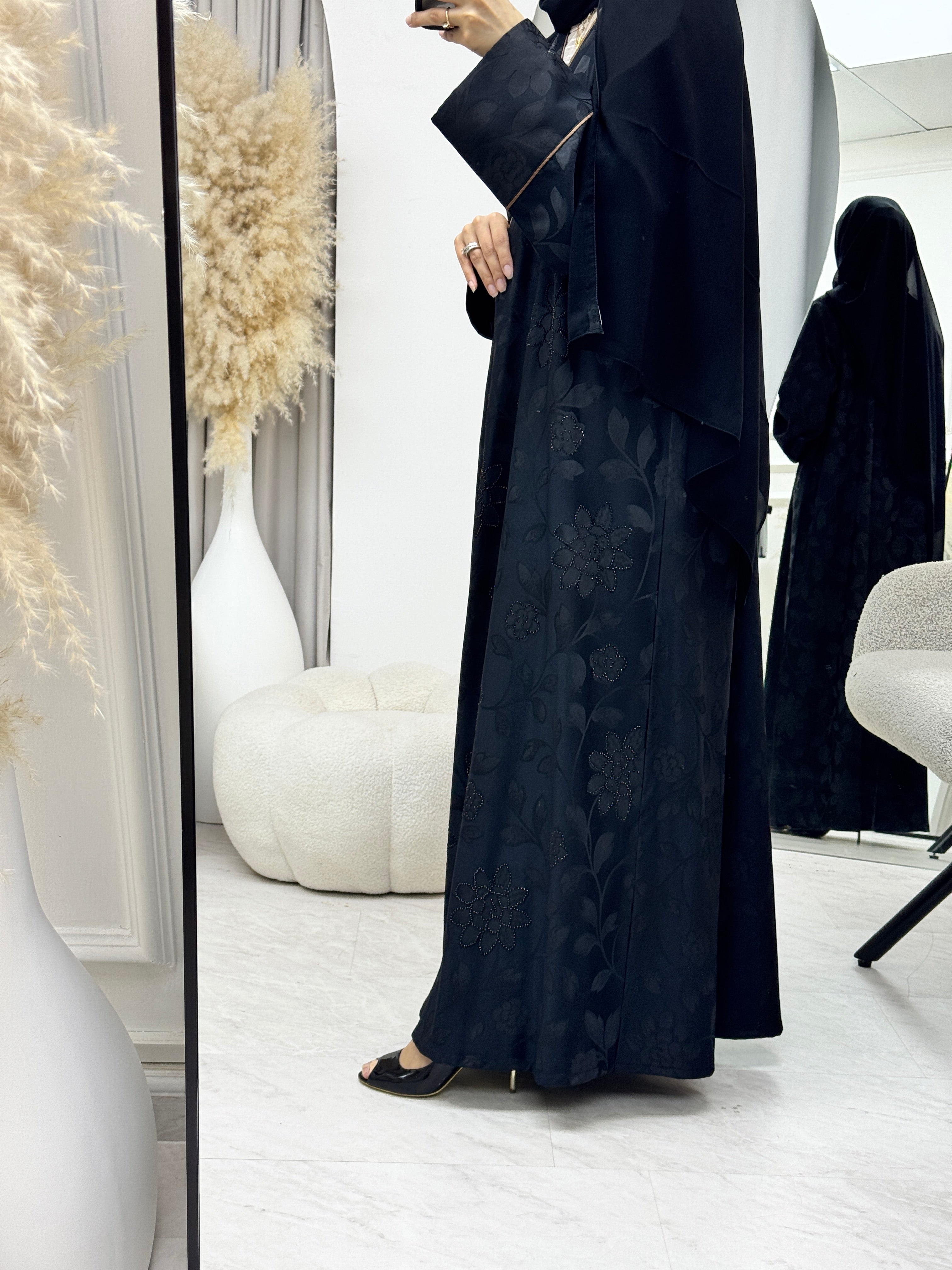 عباية مطبوعة بنقشة زنبق أسود C 1254