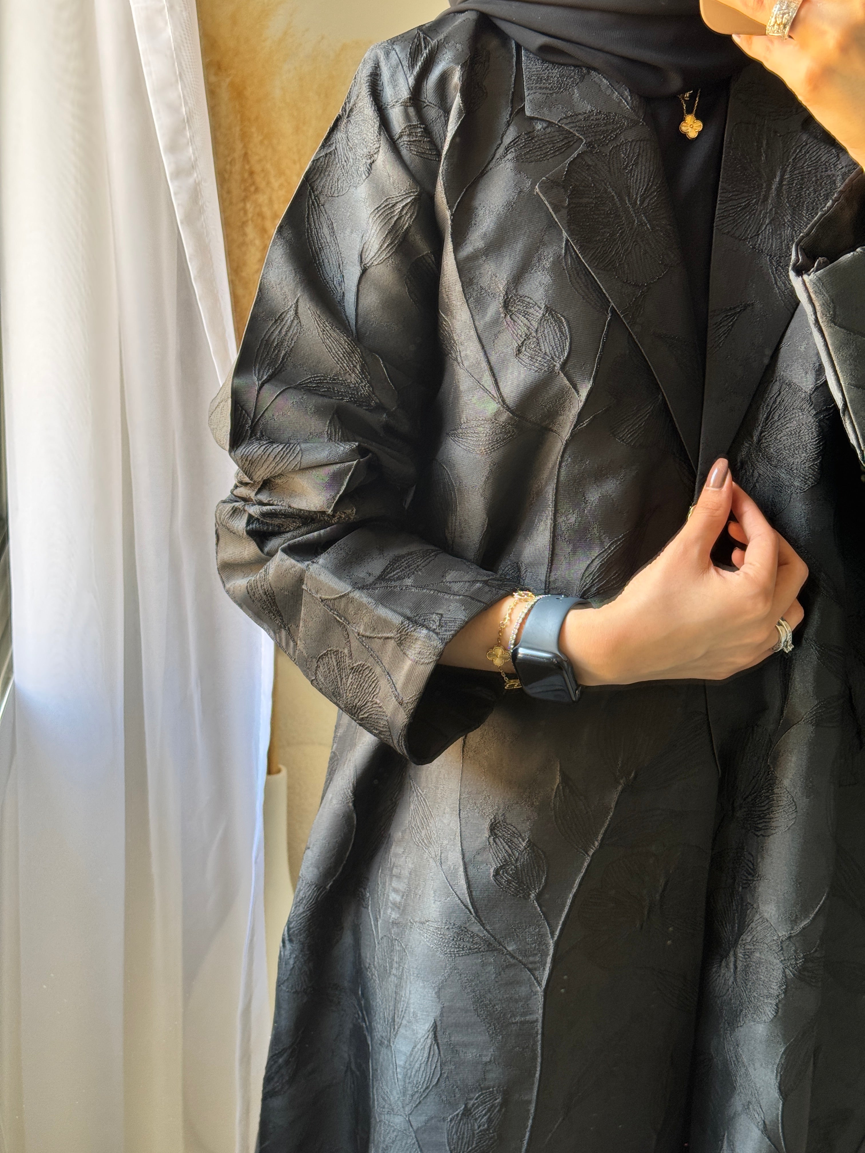 عباية مطبوعة بنقشة زنبق أسود C 1254