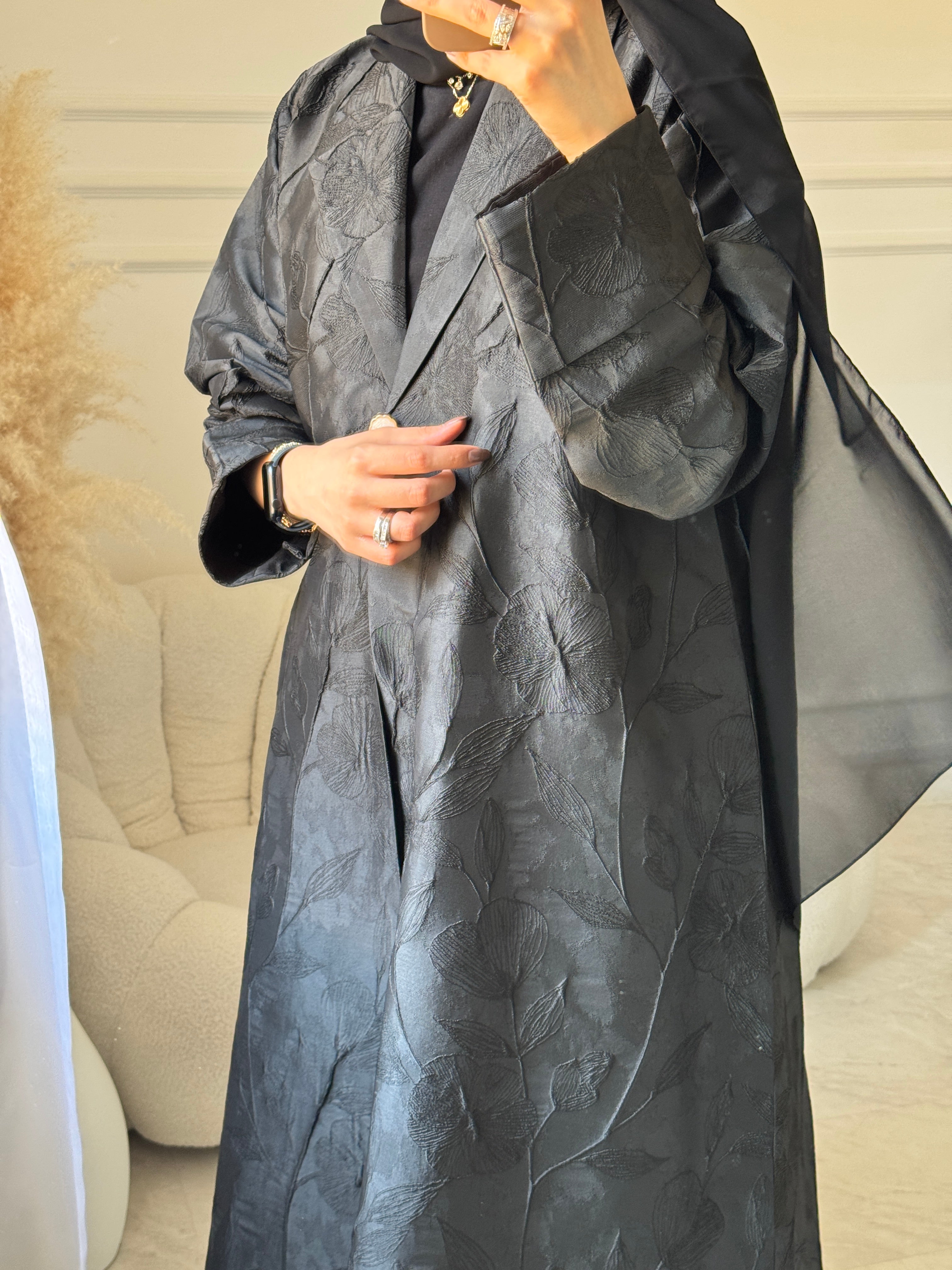 عباية مطبوعة بنقشة زنبق أسود C 1254