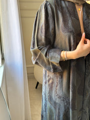 عباية مطبوعة بنقشة زنبق أسود C 1254