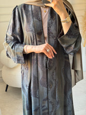 عباية مطبوعة بنقشة زنبق أسود C 1254