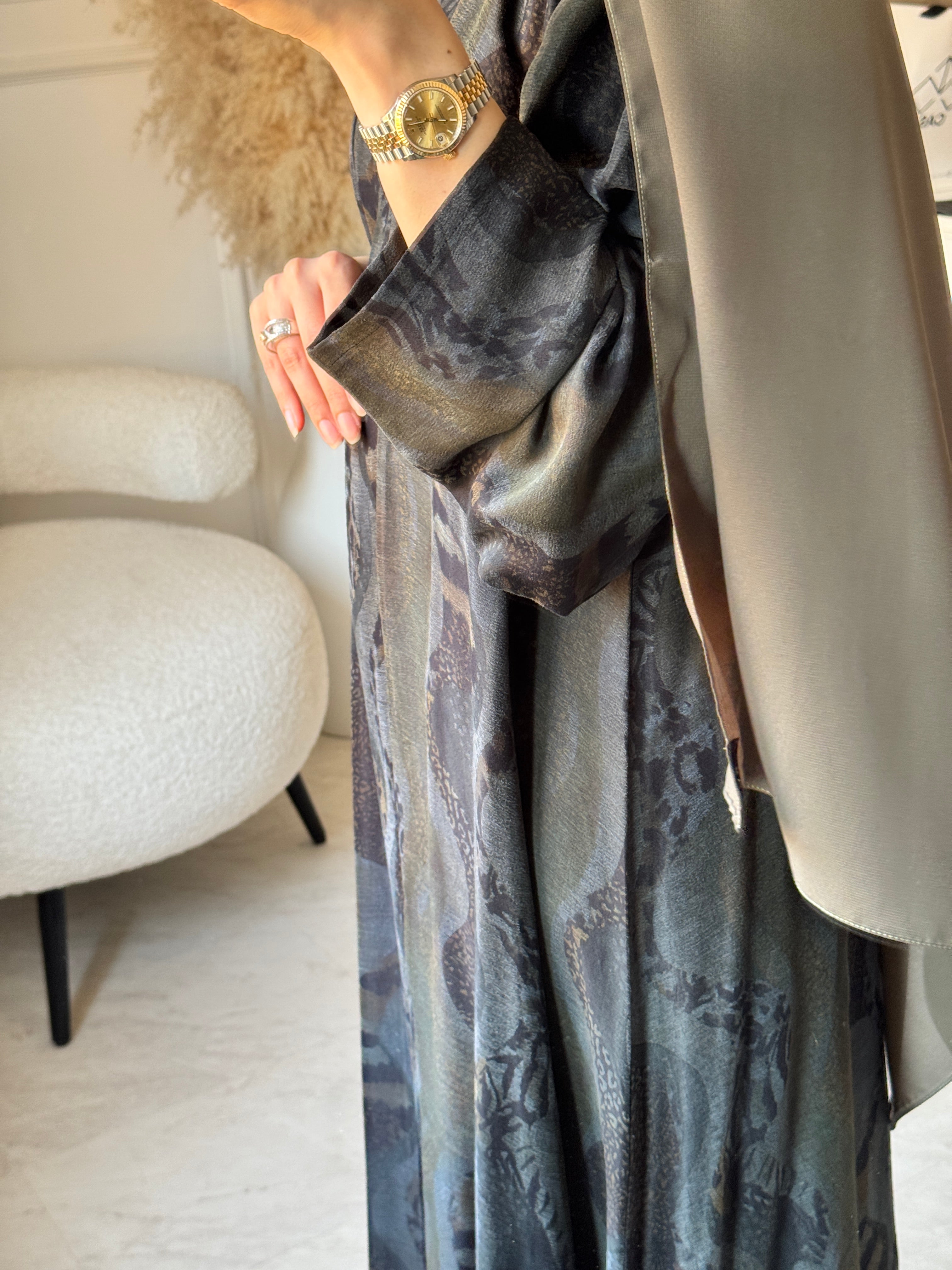 عباية مطبوعة بنقشة زنبق أسود C 1254