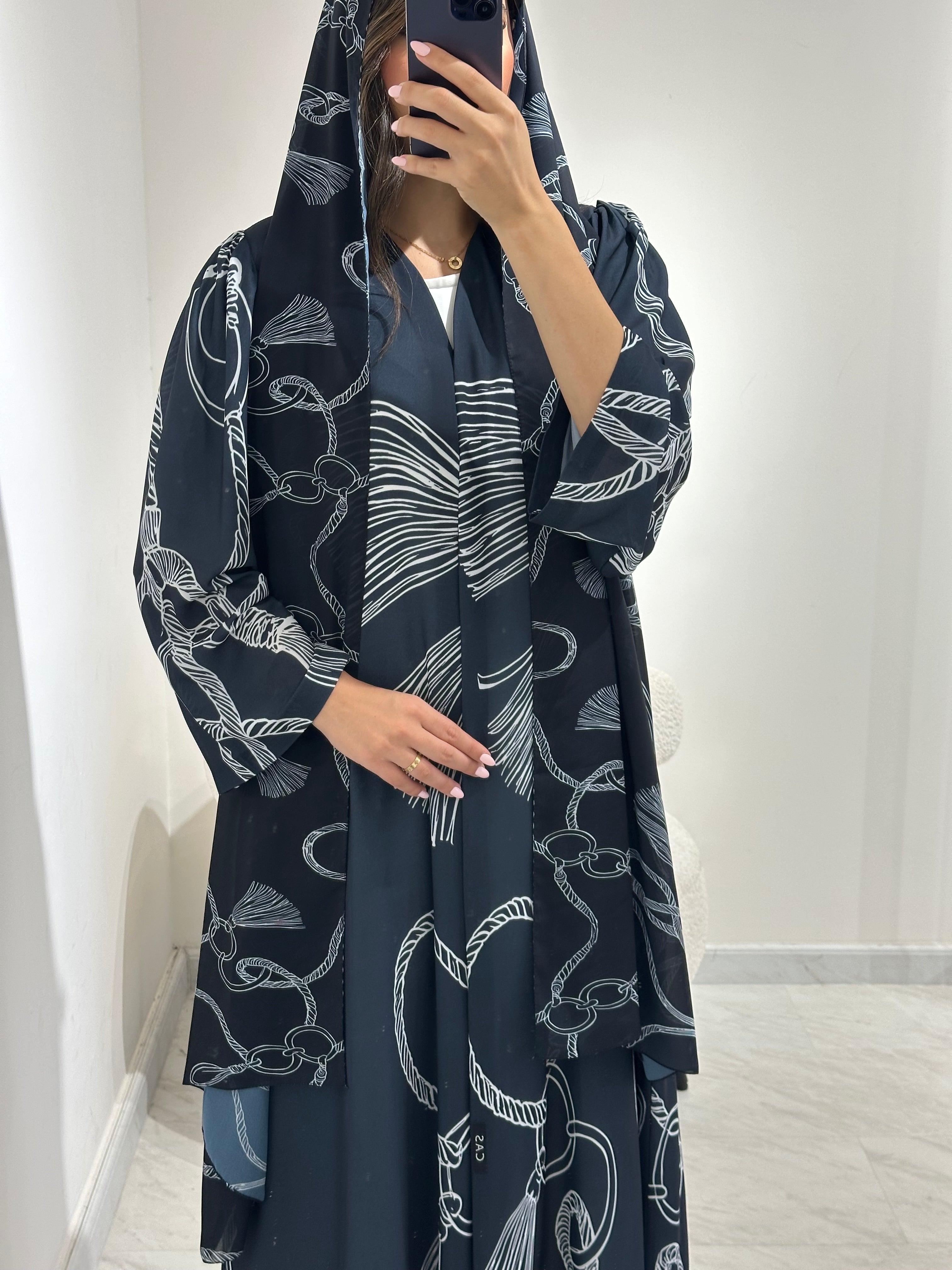 عباية مطبوعة بنقشة زنبق أسود C 1254