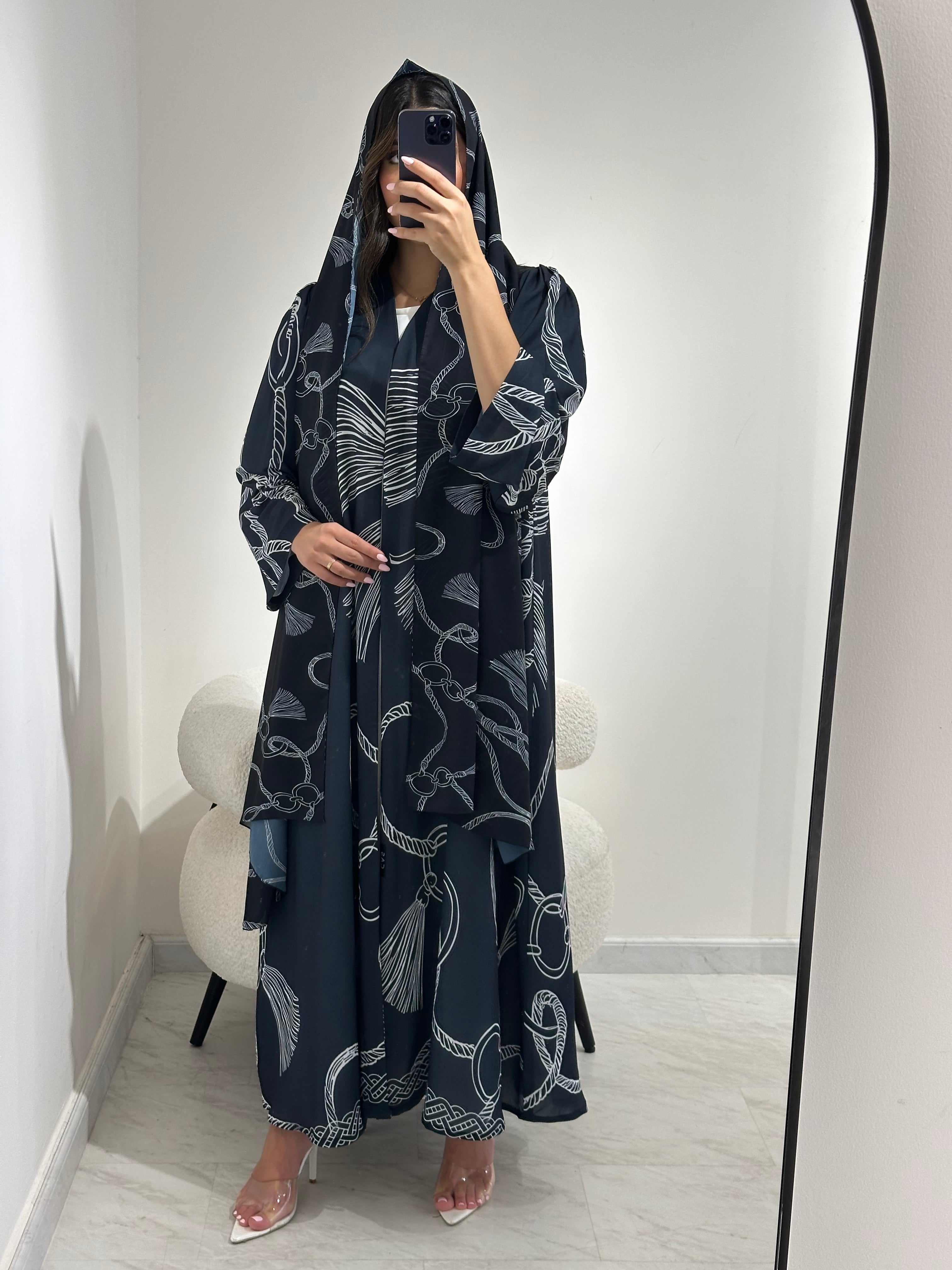 عباية مطبوعة بنقشة زنبق أسود C 1254