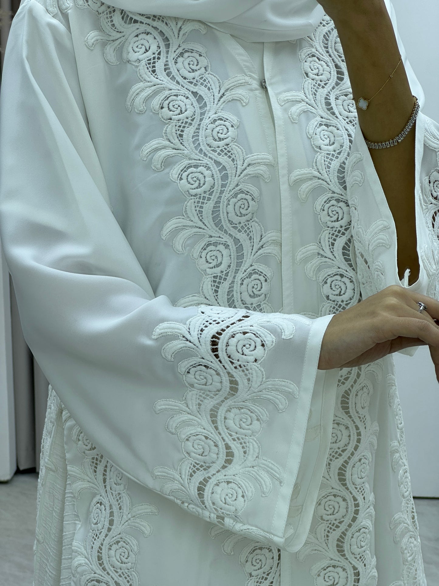 C Lace Panel White Abaya