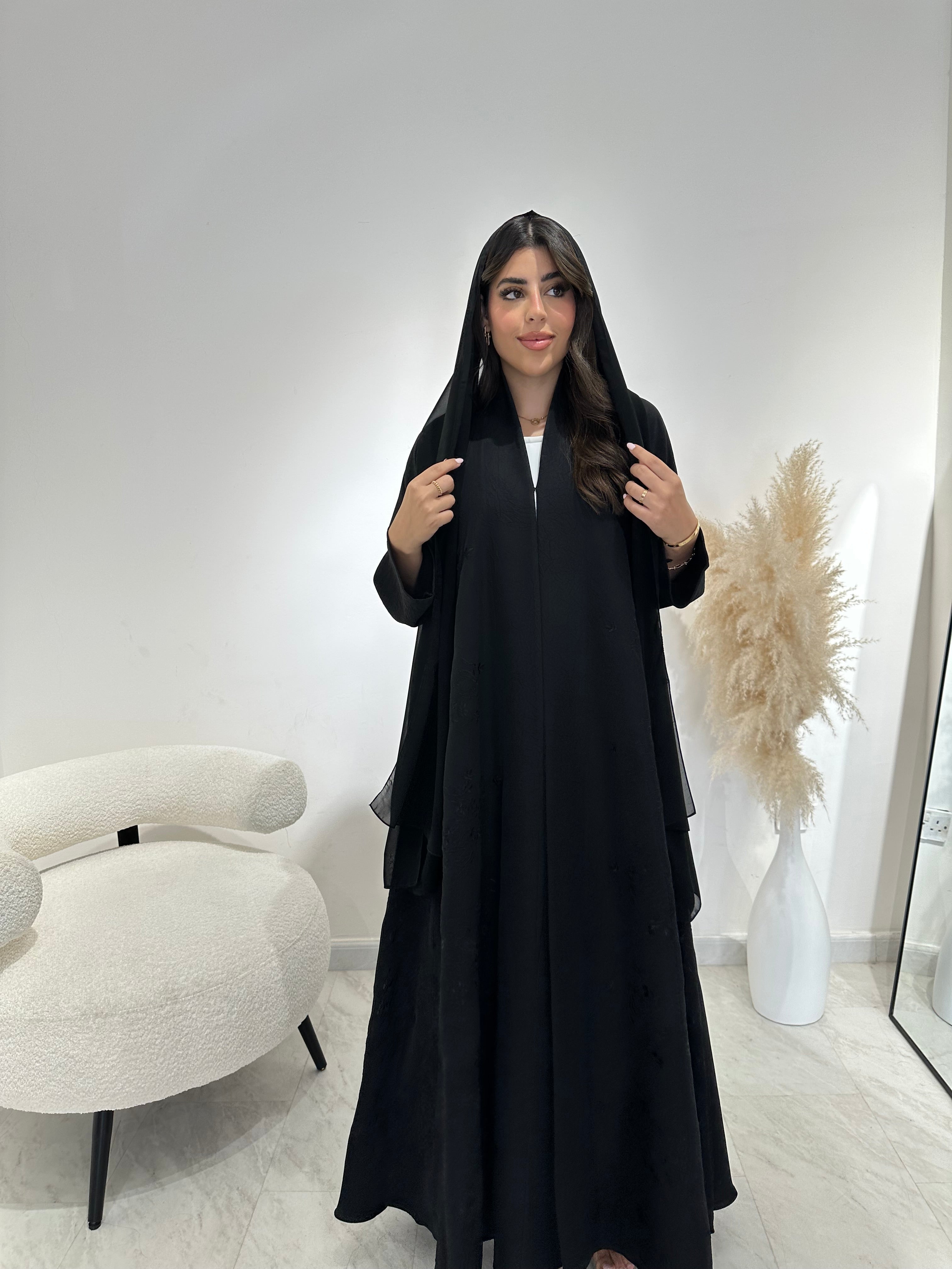 عباية مطبوعة بنقشة زنبق أسود C 1254