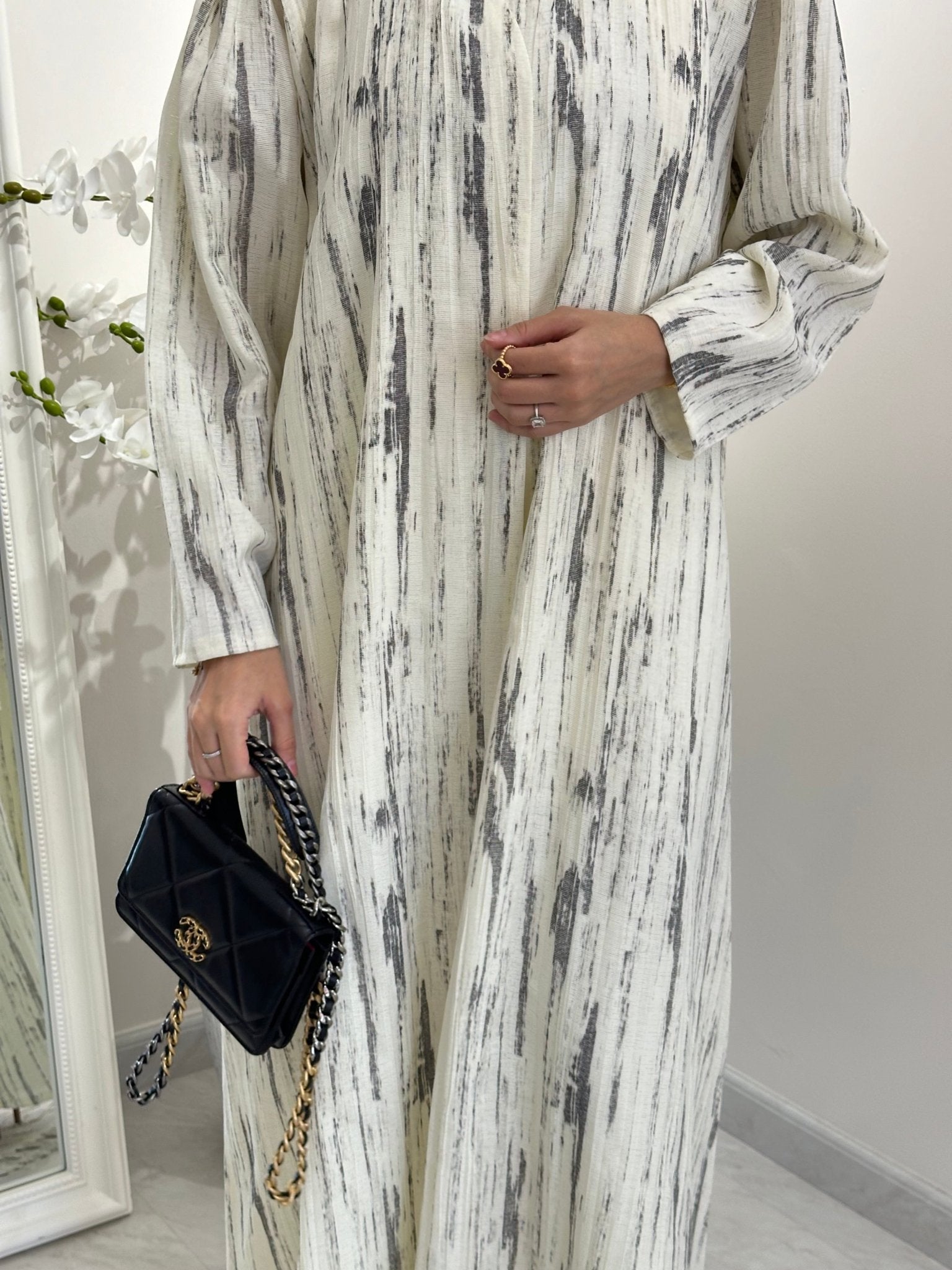 C 0369 - 04 White Printed Abaya