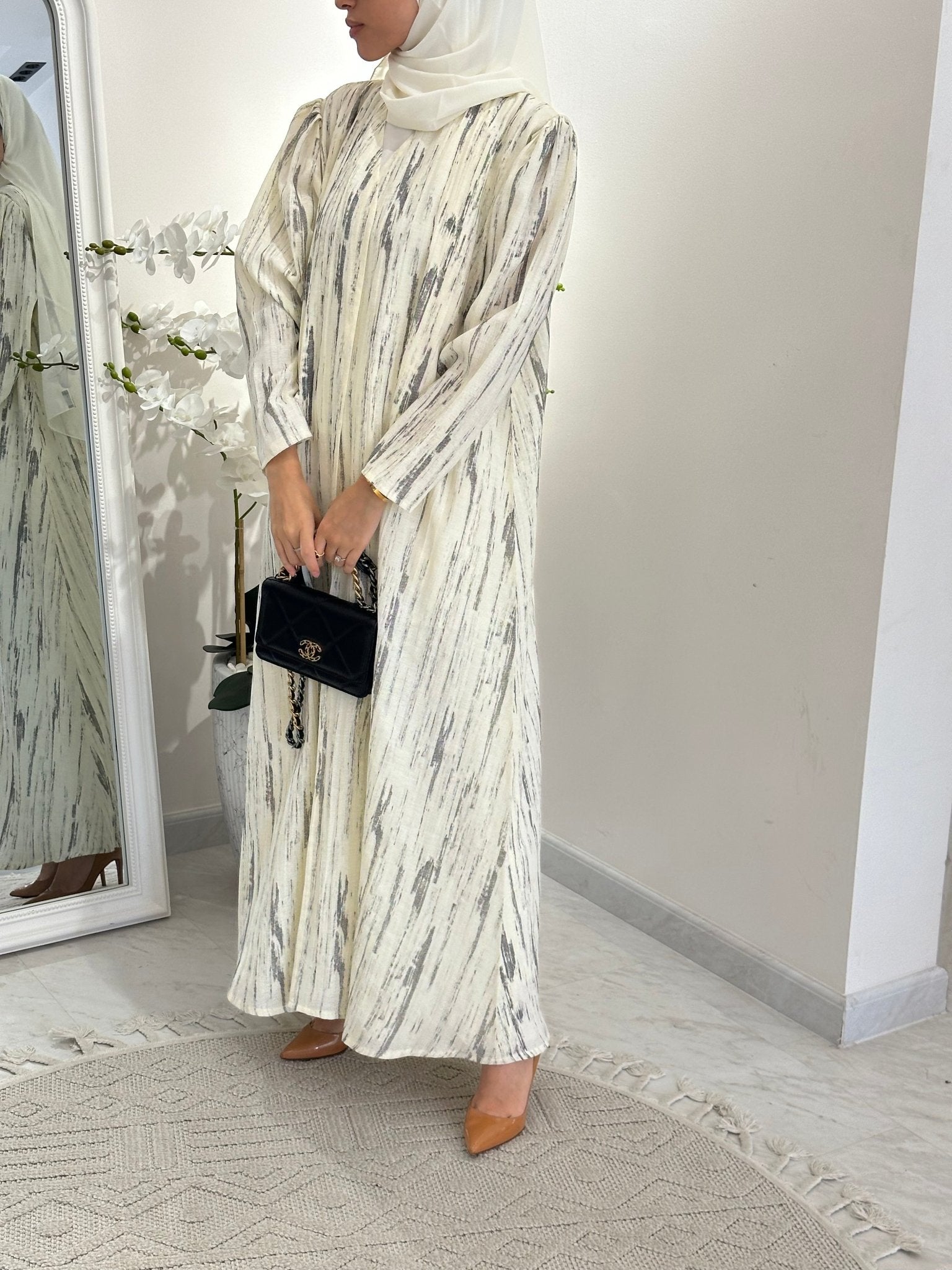C 0369 - 04 White Printed Abaya