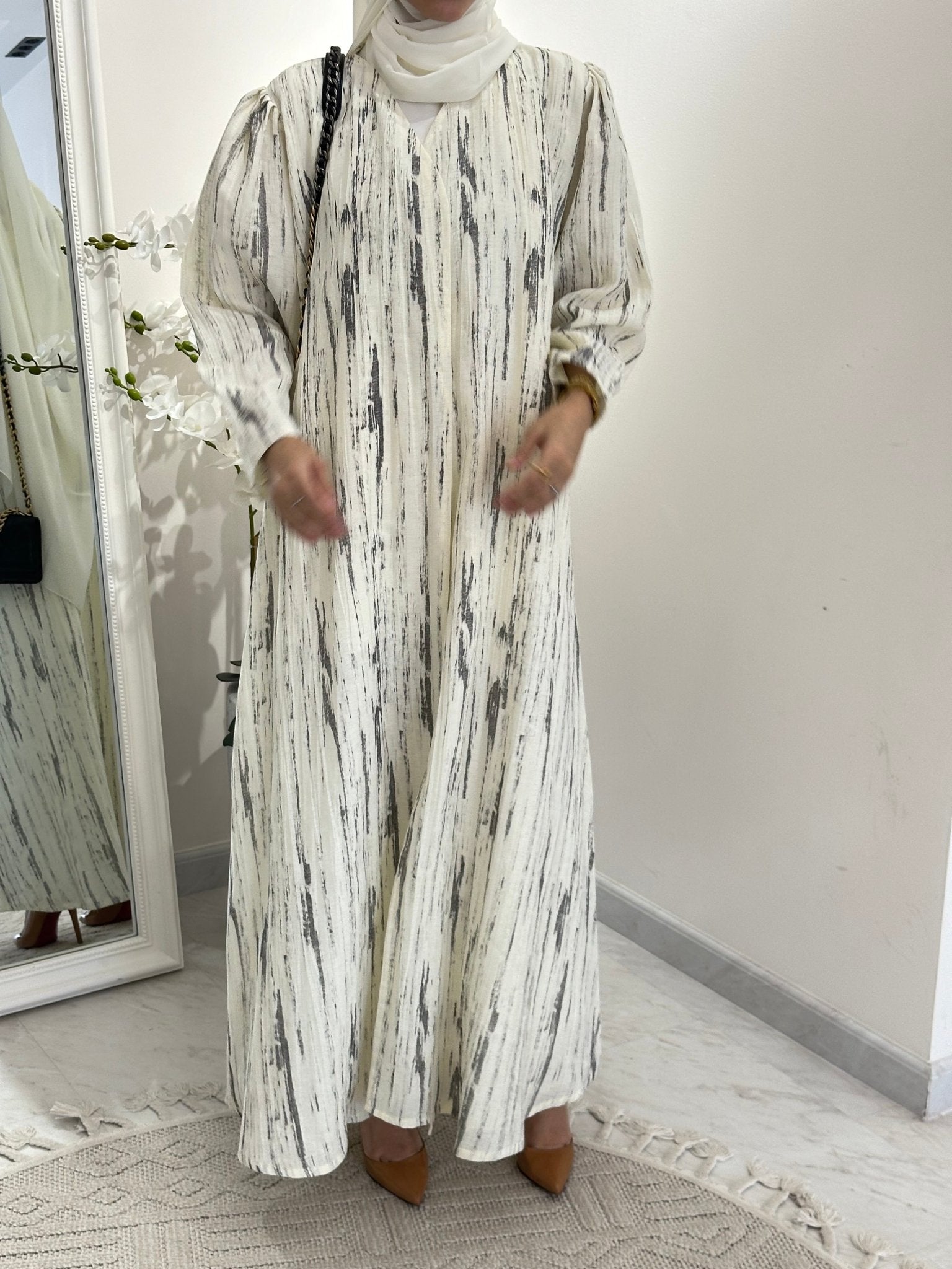 C 0369 - 04 White Printed Abaya