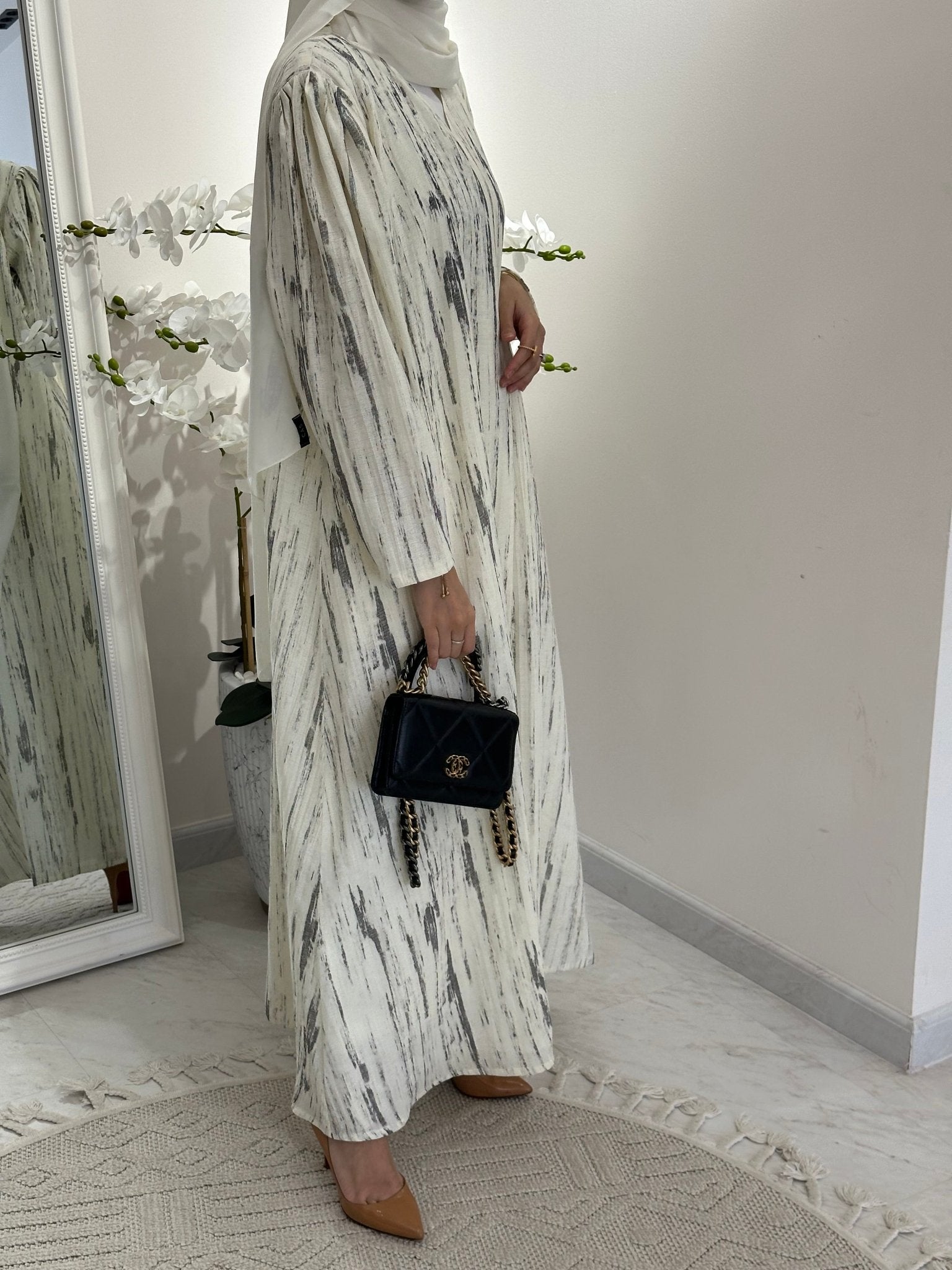 C 0369 - 04 White Printed Abaya