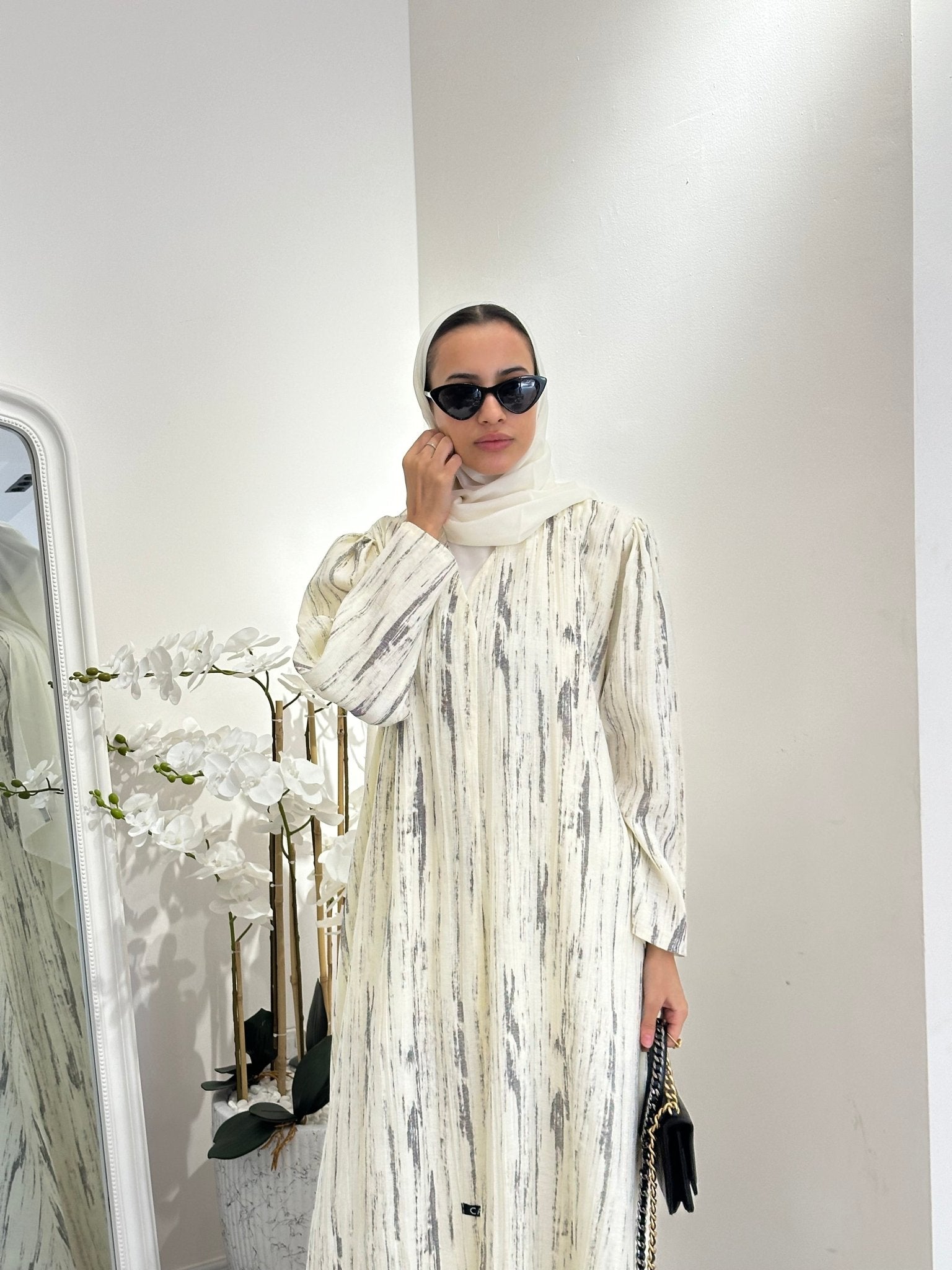 C 0369 - 04 White Printed Abaya
