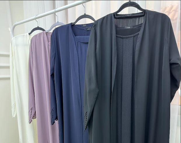 What are the popular abaya fabrics and colors in the UAE, and do they vary by region?