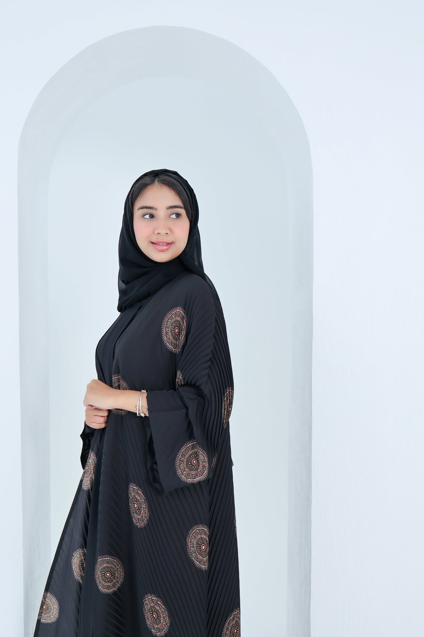 C-RTW-2x2-Pleated-Black-Abaya-04