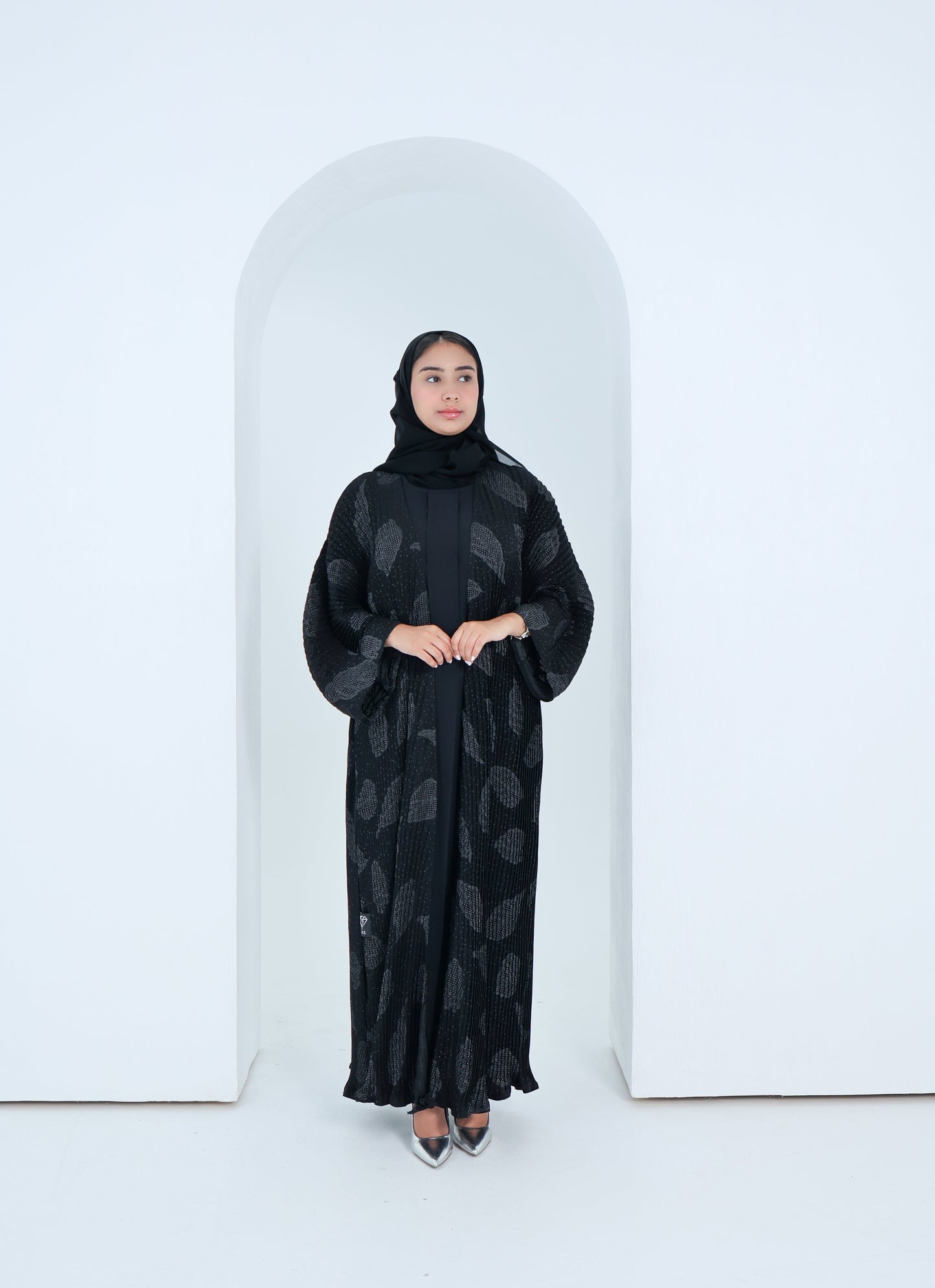 C-RTW-2x2-Pleated-Black-Abaya-11